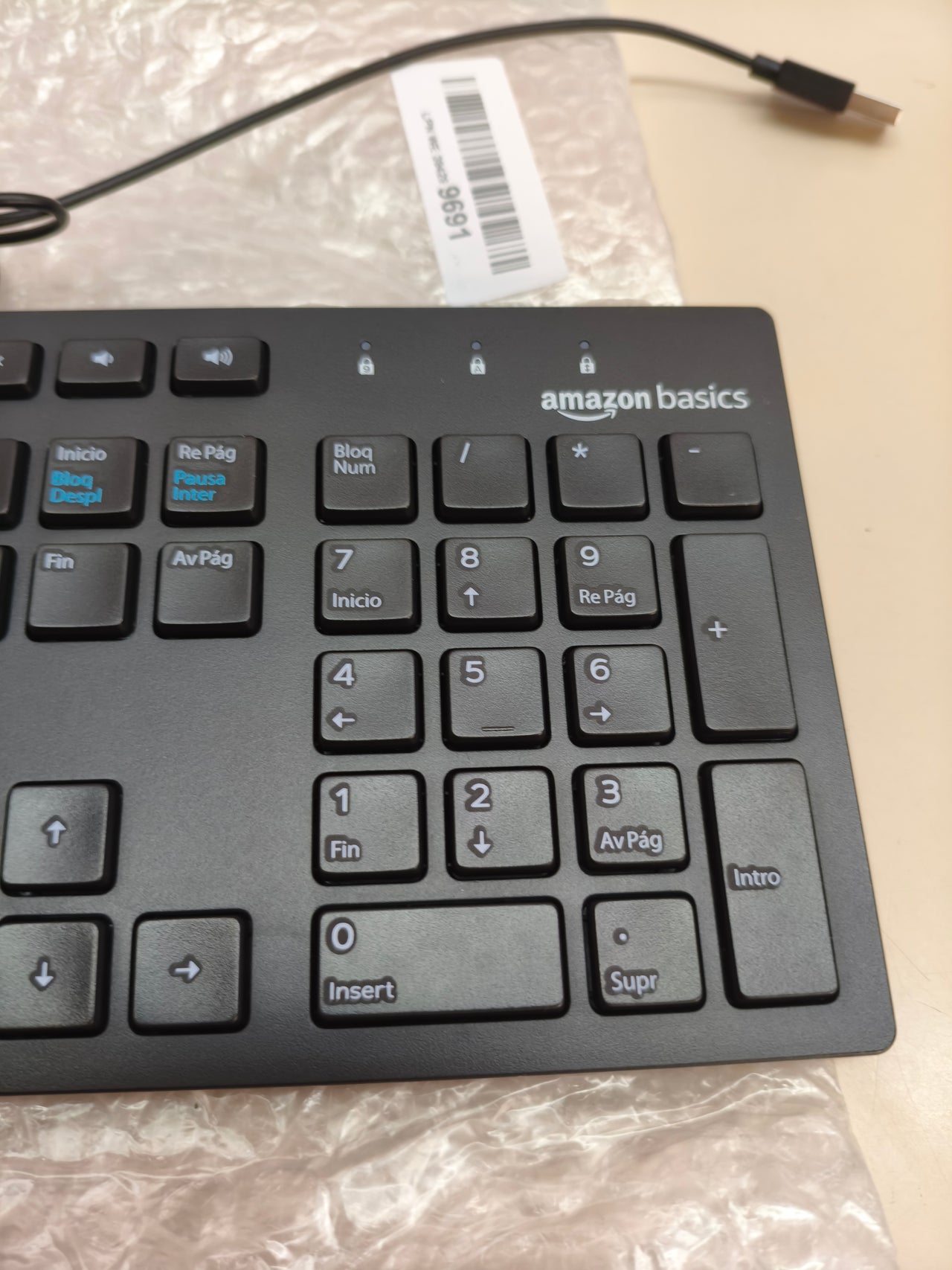 Teclado con cable USB Amazon Basics, español, negro mate