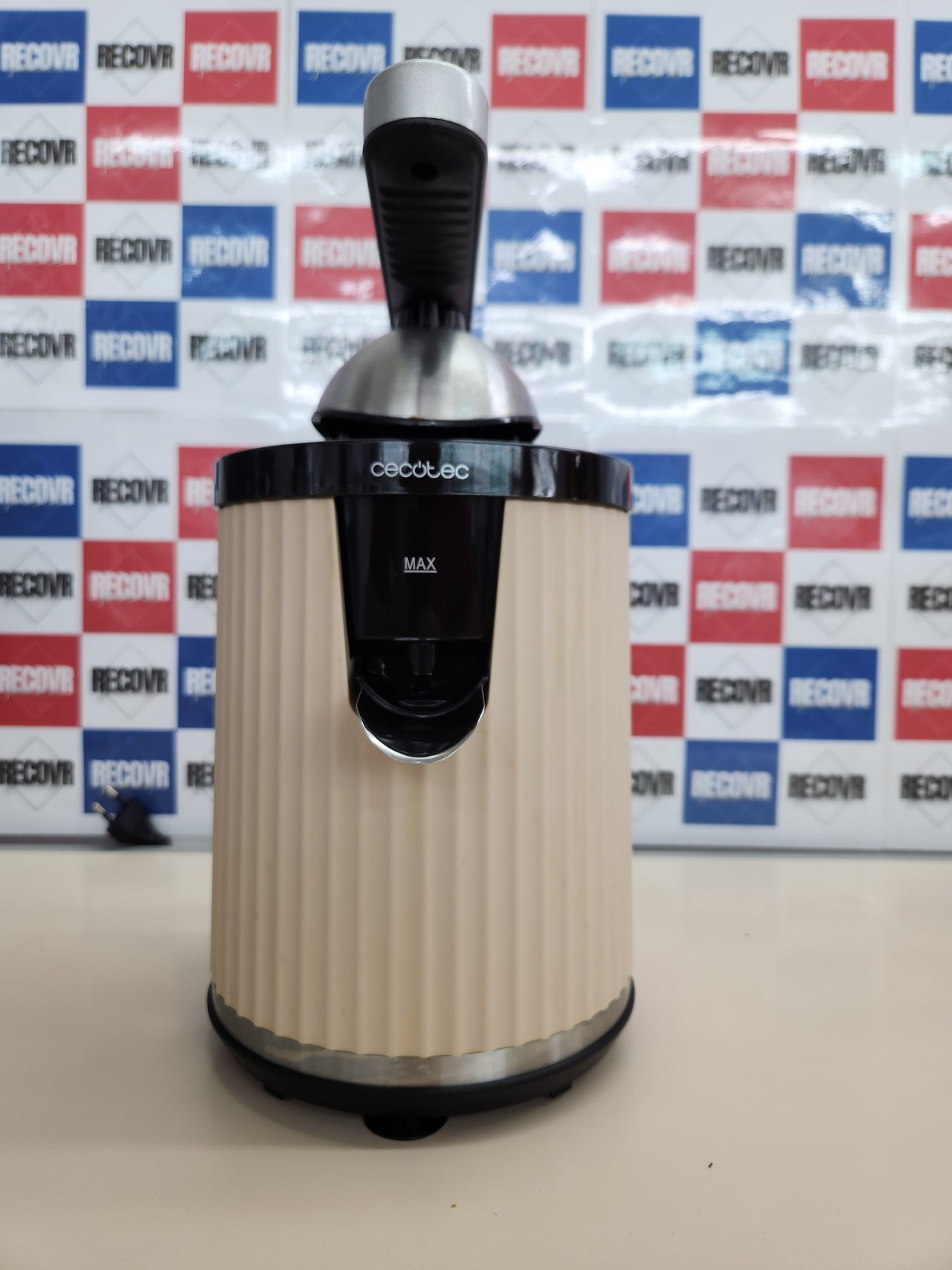 Exprimidor 600W Eléctrico de Brazo para Naranjas y Cítricos Xqueeze RetroJuice 600 Beige. Estilo Retro, Filtro de Acero Inoxidable, Cono de Plástico, Palanca para Extraer Pulpa, Antigoteo Cecotec