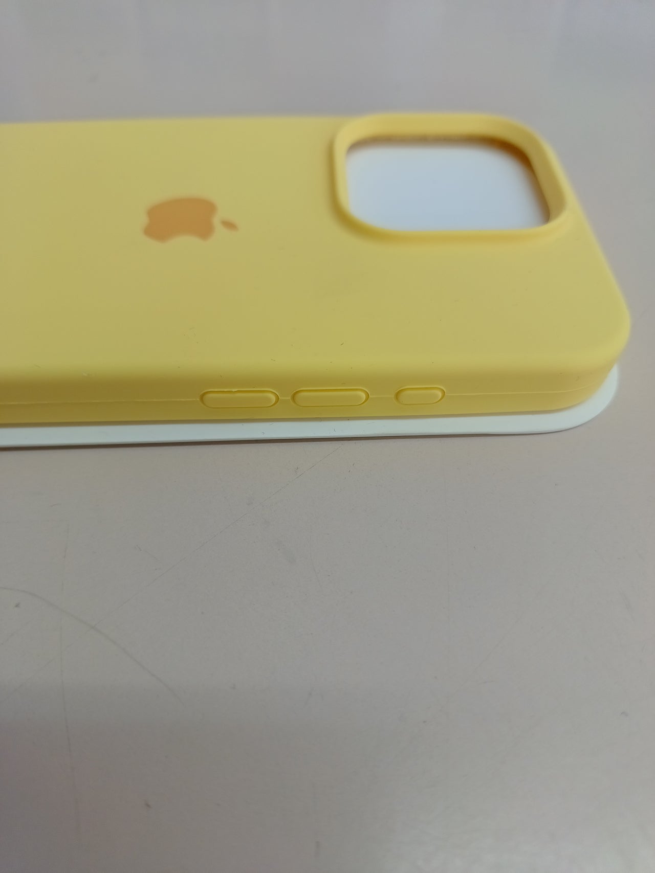 Funda Silicona Apple MagSafe iPhone 16 Pro Amarillo