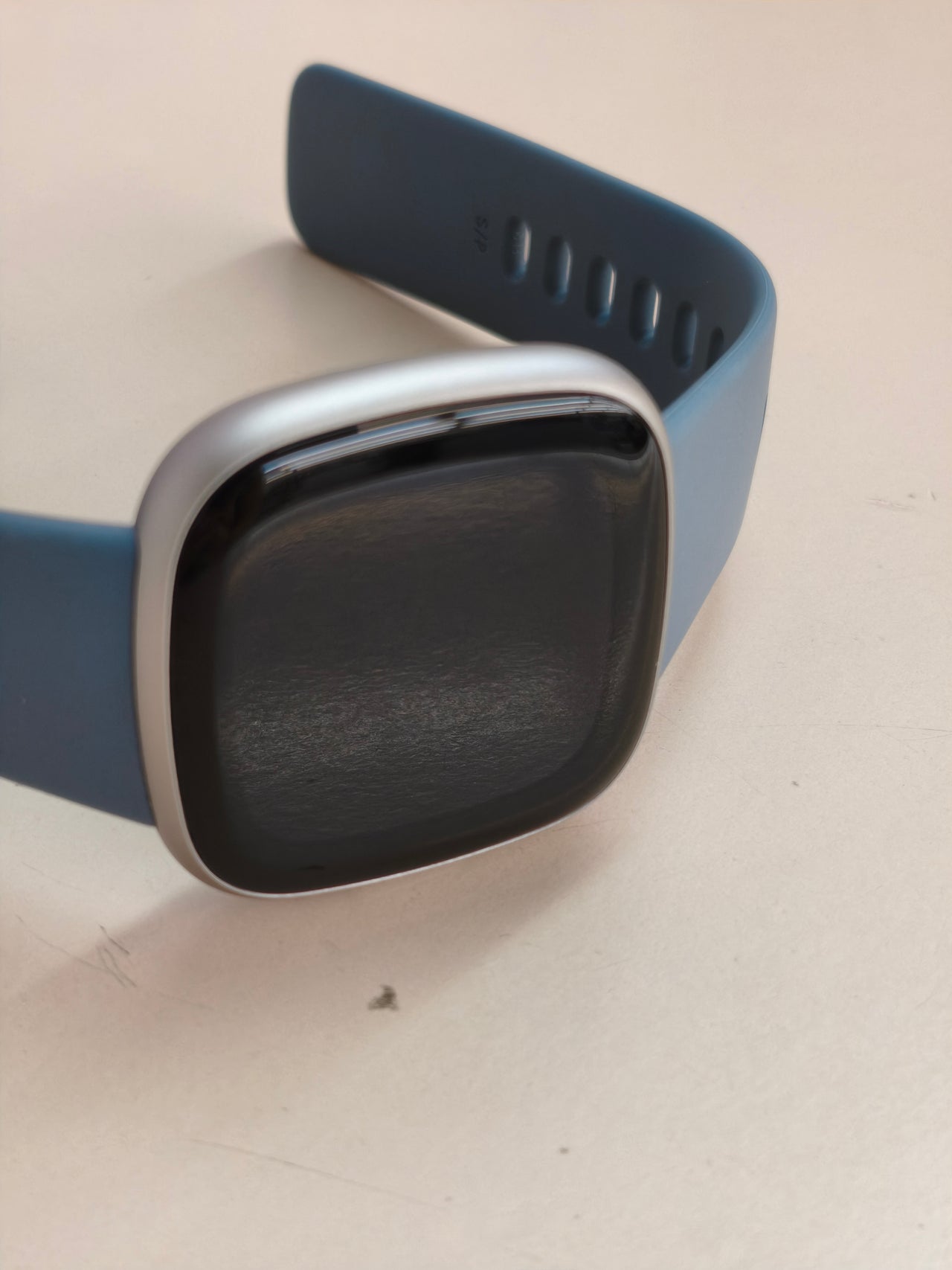 Fitbit Versa 4, smartwatch GPS, 6 días, azul menta