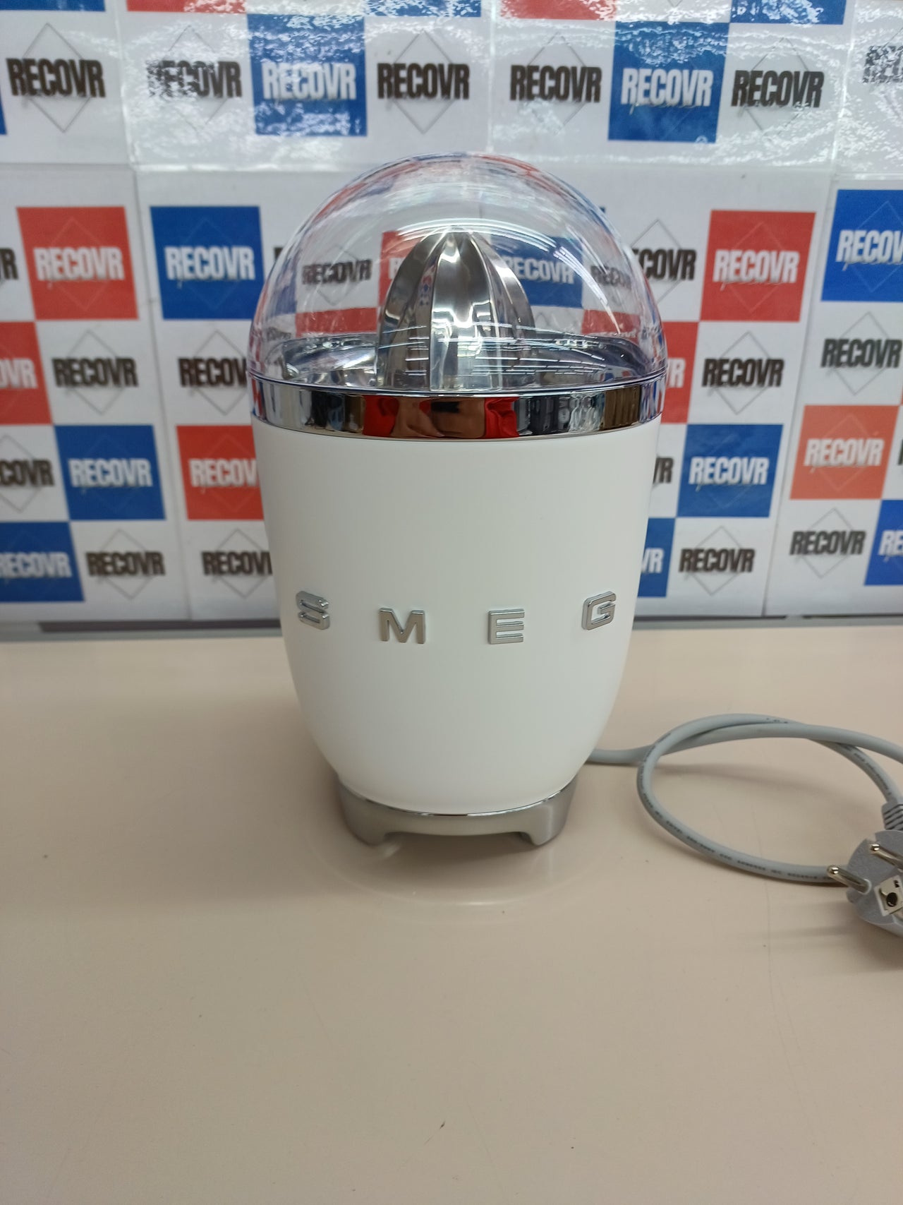 Exprimidor de cítricos Smeg CJF11PKEU