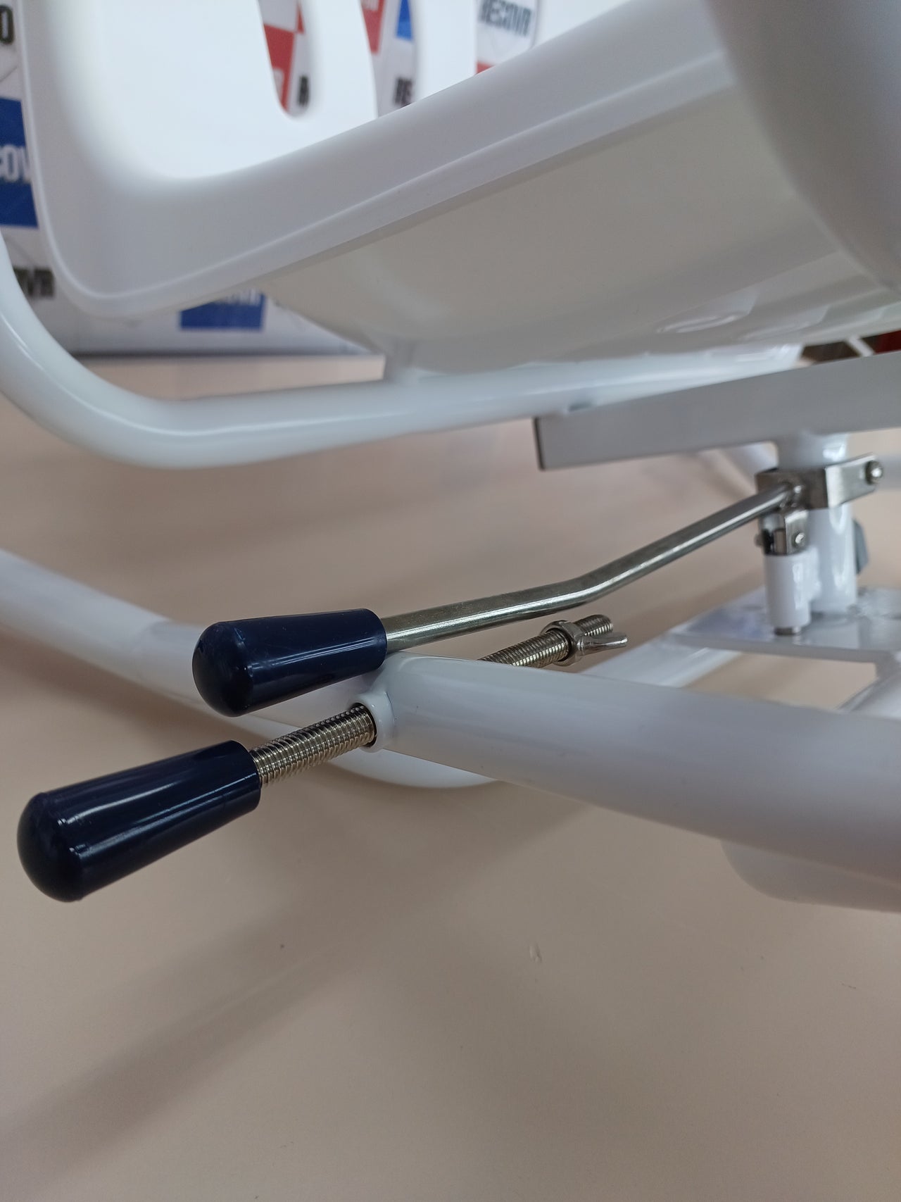 Mobiclinic, Silla de baño giratoria, Lago, Reposabrazos y Respaldo, Giro 360º, Anatómica, Marca española, Resistente al Agua, para Personas Mayores, con discapacidad o Movilidad Reducida