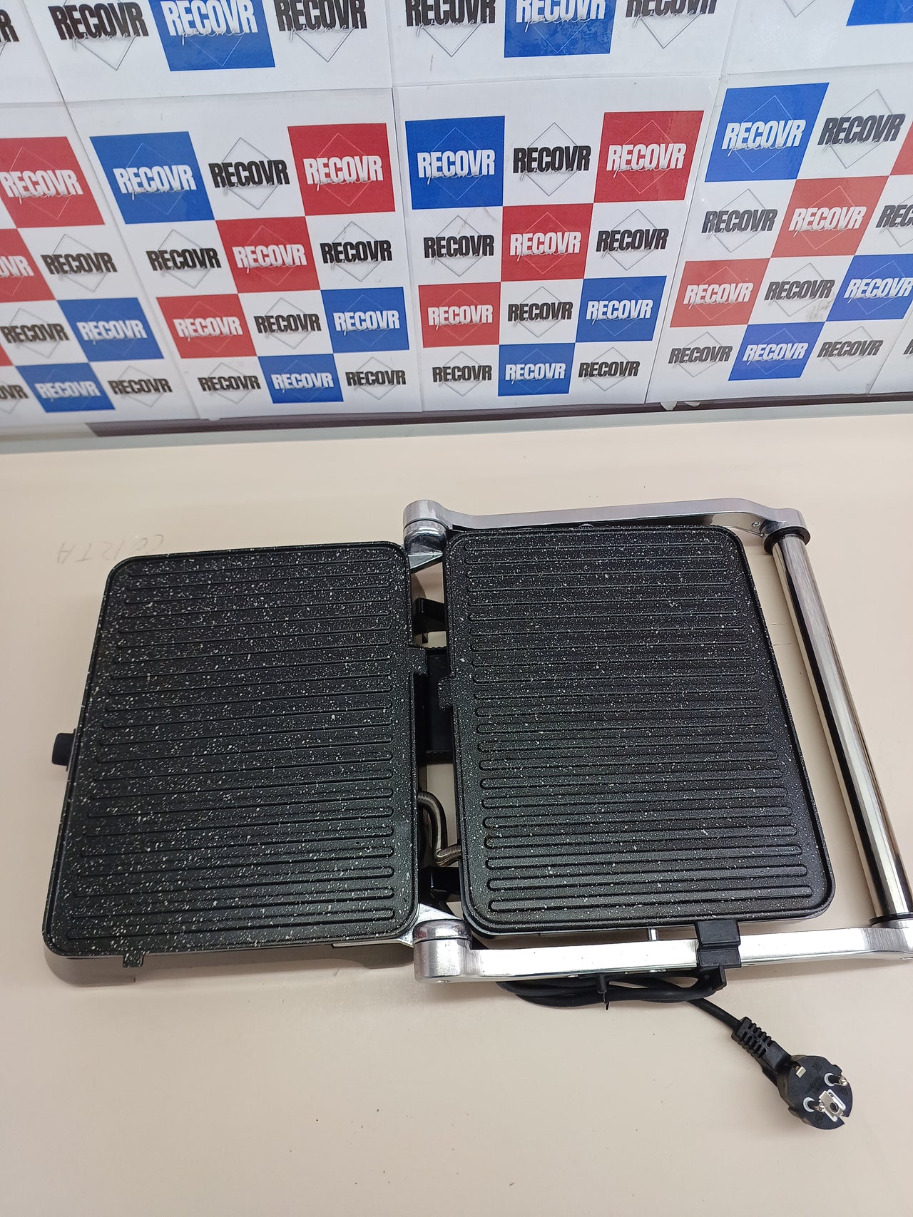 Parrilla 29,3 x 23 cm efecto Petravera, cuerpo inoxidable, placas  Girmi