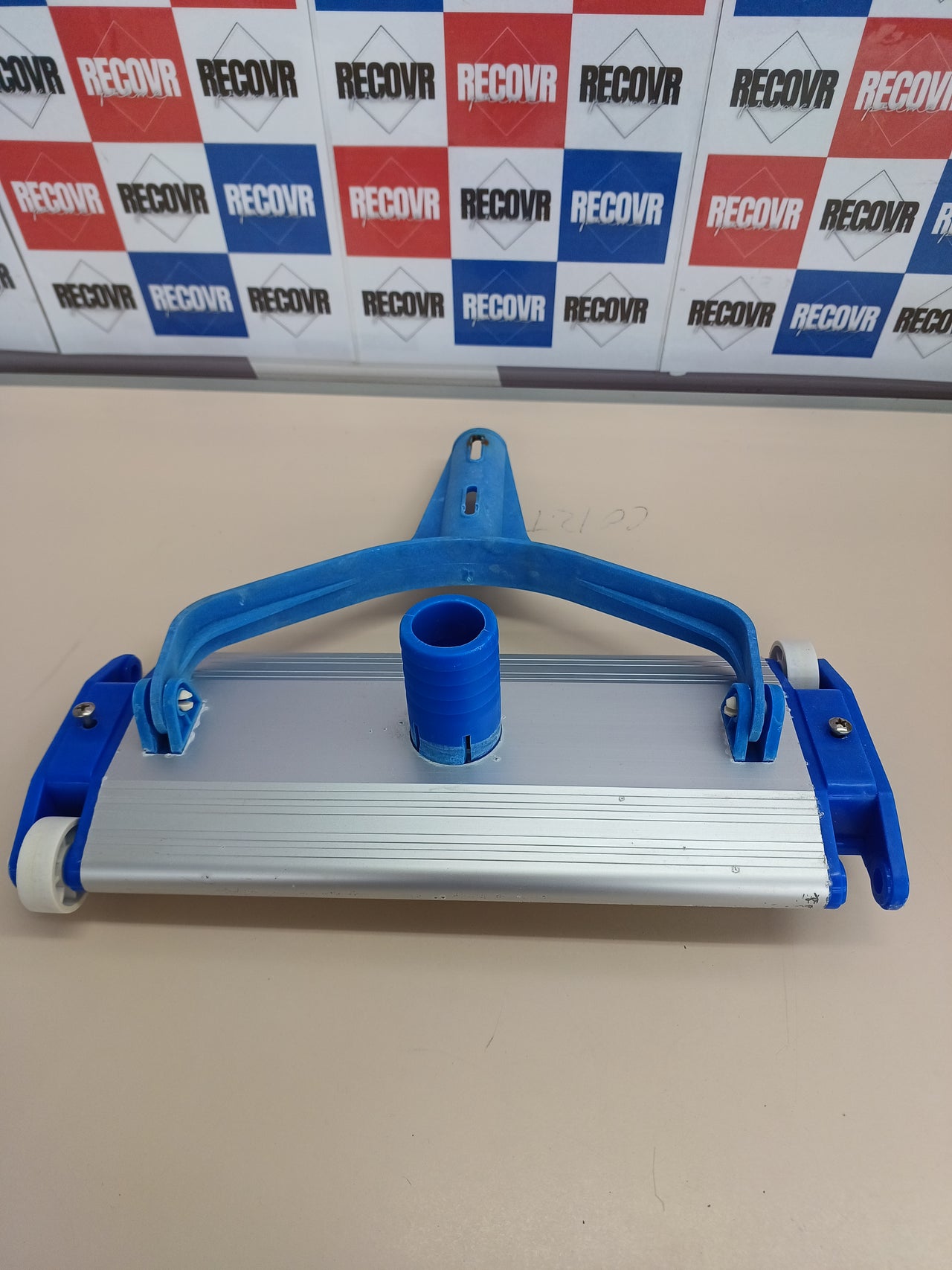 Limpiafondos Manual QP 500340C – Metálico, Cepillo de Nylon, 4 Ruedas, Fijación Clip (Ancho 335 mm)