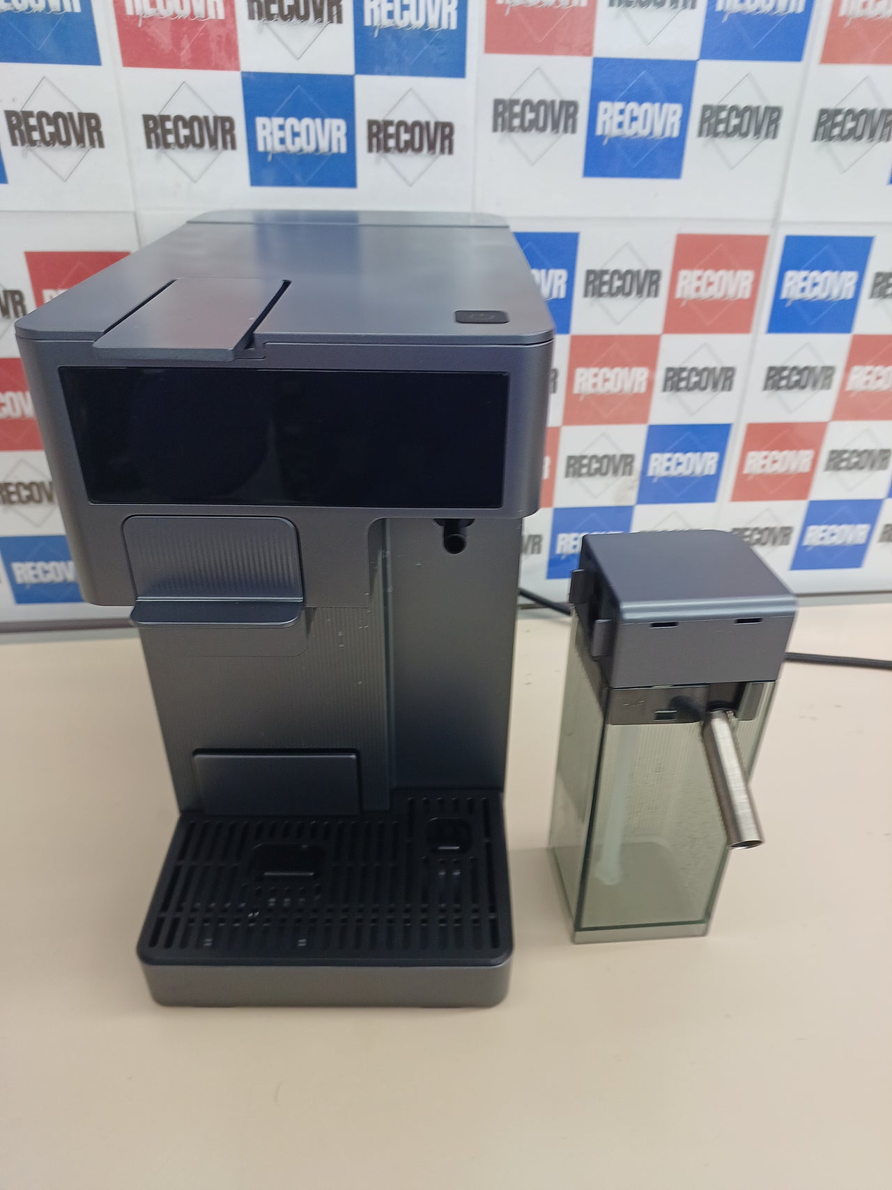 Cafetera cápsulas con tanque leche y 20 bares – Cecotec