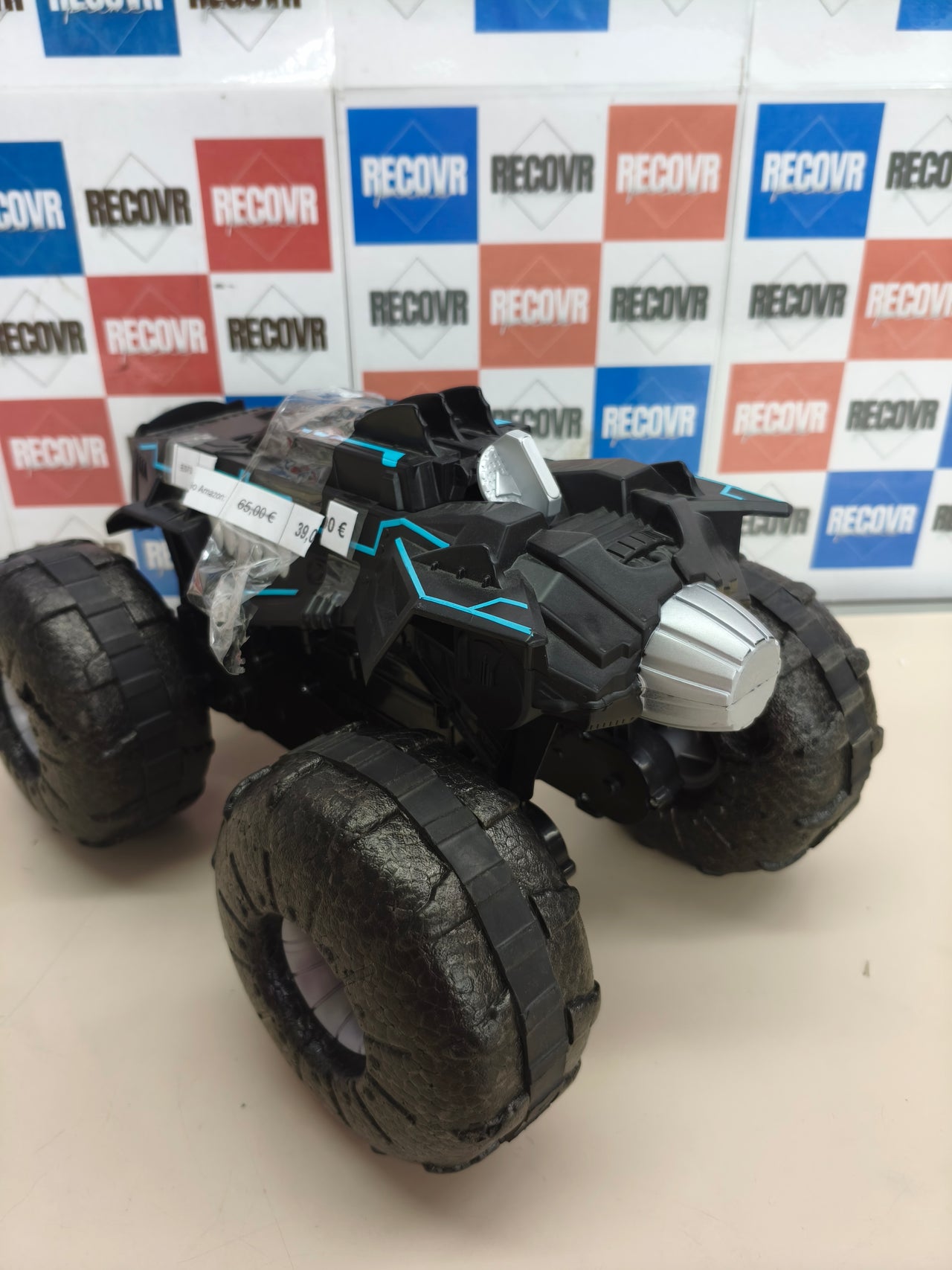 Batmóvil teledirigido RC 4x4 resistente al agua