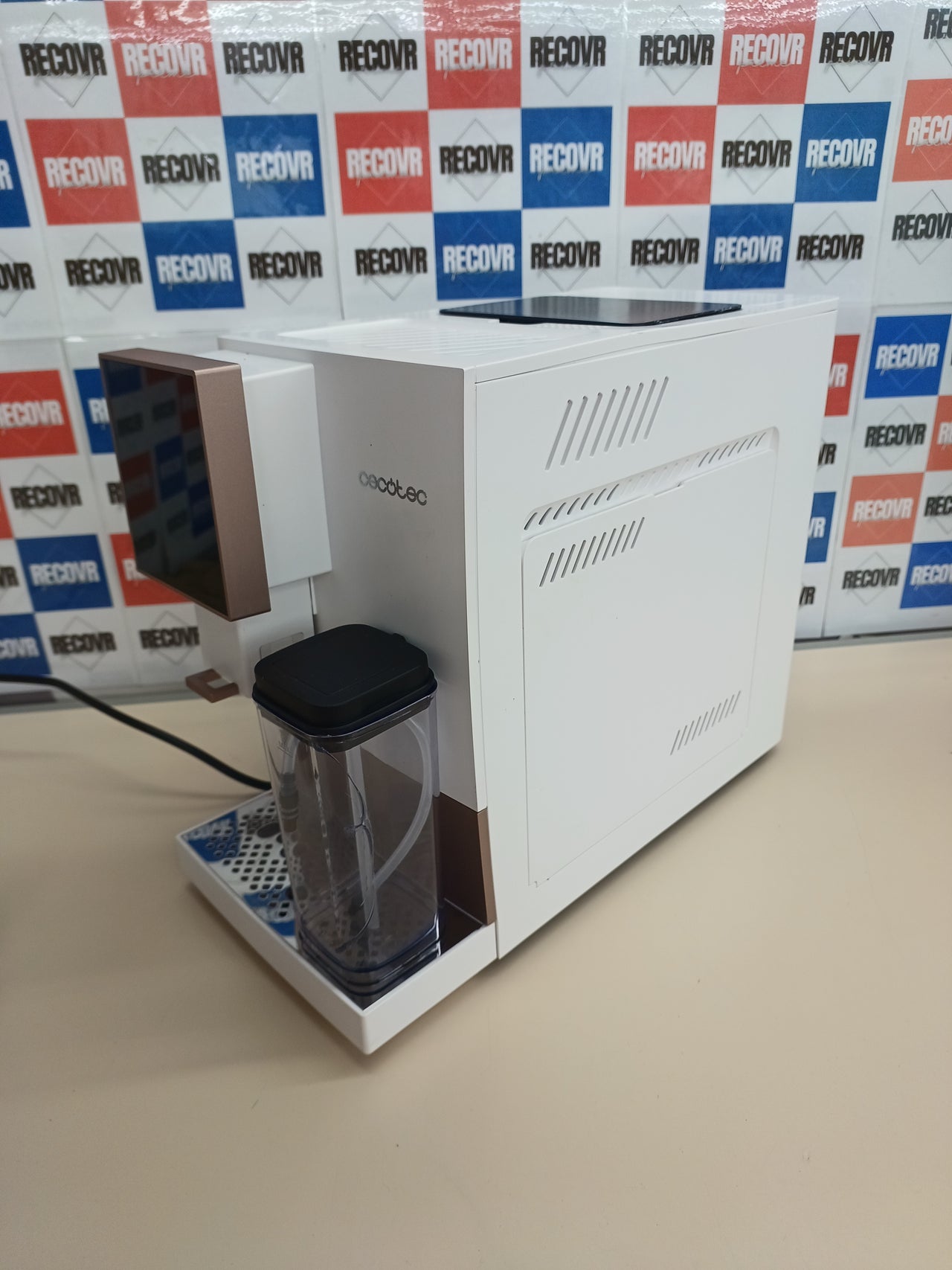 Cafetera superautomática WiFi 19 bares con leche y molinillo - Cecotec