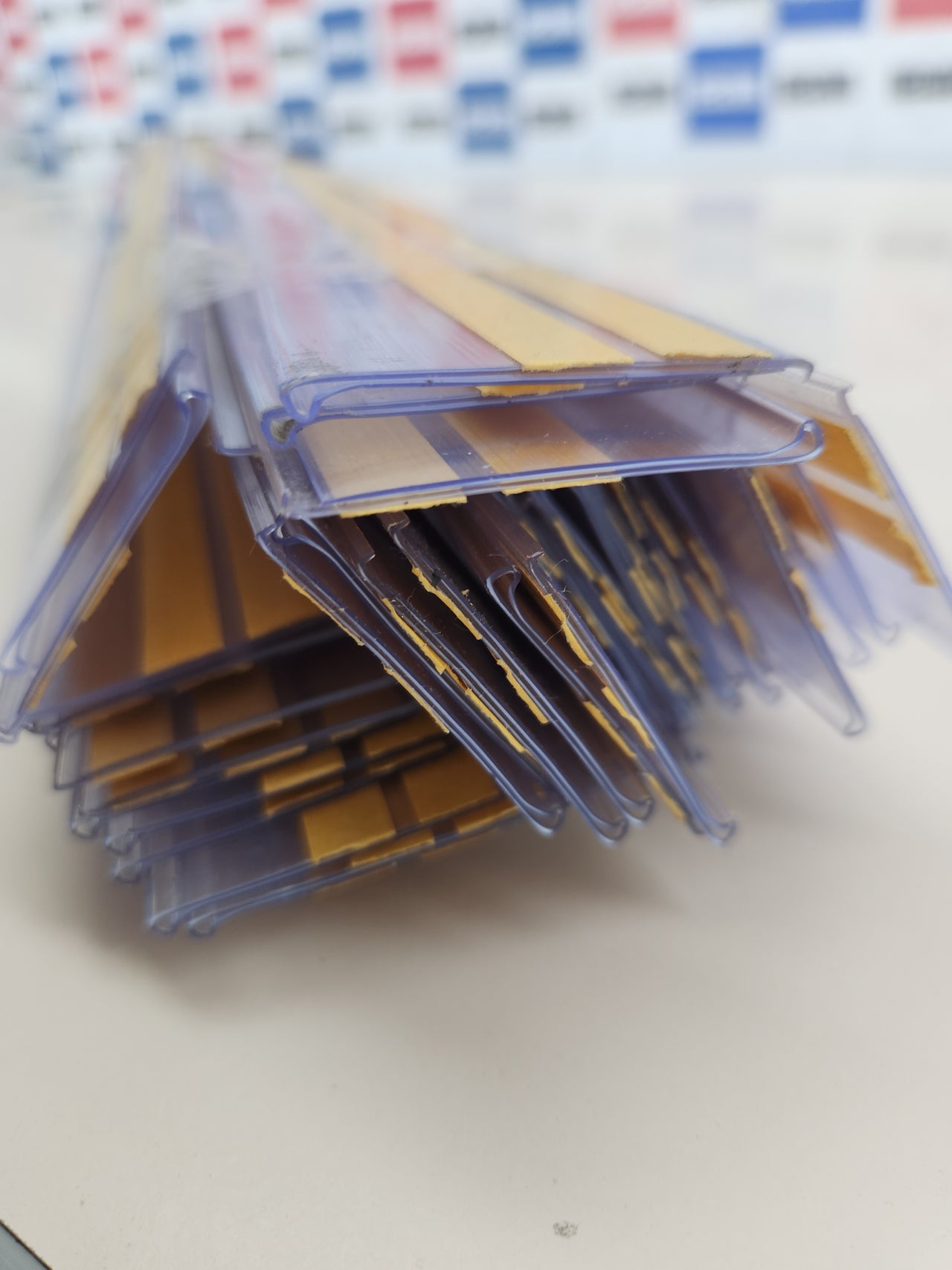 Pack de 47 portaprecios fabricado con material reciclado con 2 adhesivos a 1 metro para etiquetas de 39mm Color transparente. Etiquetas Precios Tienda, Portaprecios Estantería, Portaprecios Adhesivo