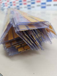 Pack de 47 portaprecios fabricado con material reciclado con 2 adhesivos a 1 metro para etiquetas de 39mm Color transparente. Etiquetas Precios Tienda, Portaprecios Estantería, Portaprecios Adhesivo
