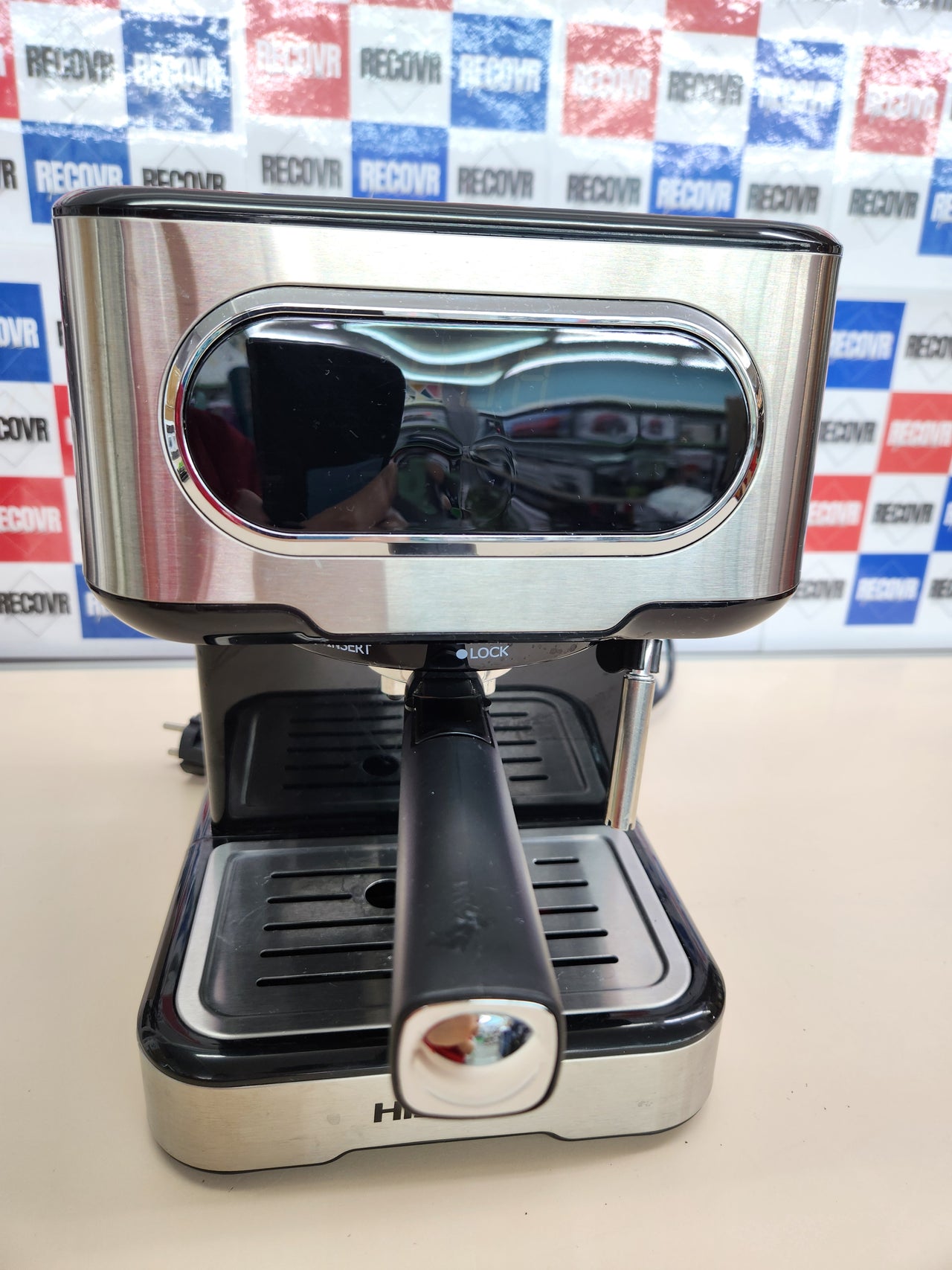 Hisense, HESCM15DBK Máquina espresso molida y compatible con ESE 44 mm, presión de 15 bar, pantalla táctil, 1100 W, plata, 27,4 x 30 x 27,2 cm