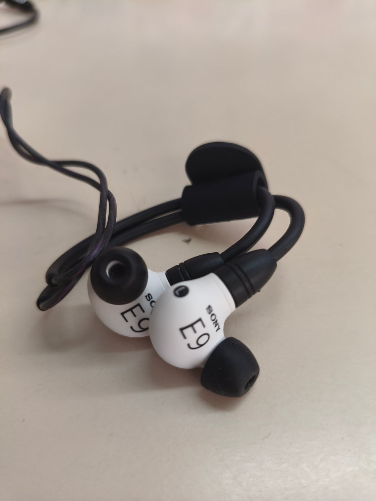 Sony INZONE E9, auriculares gaming in-ear, USB-C, blancos