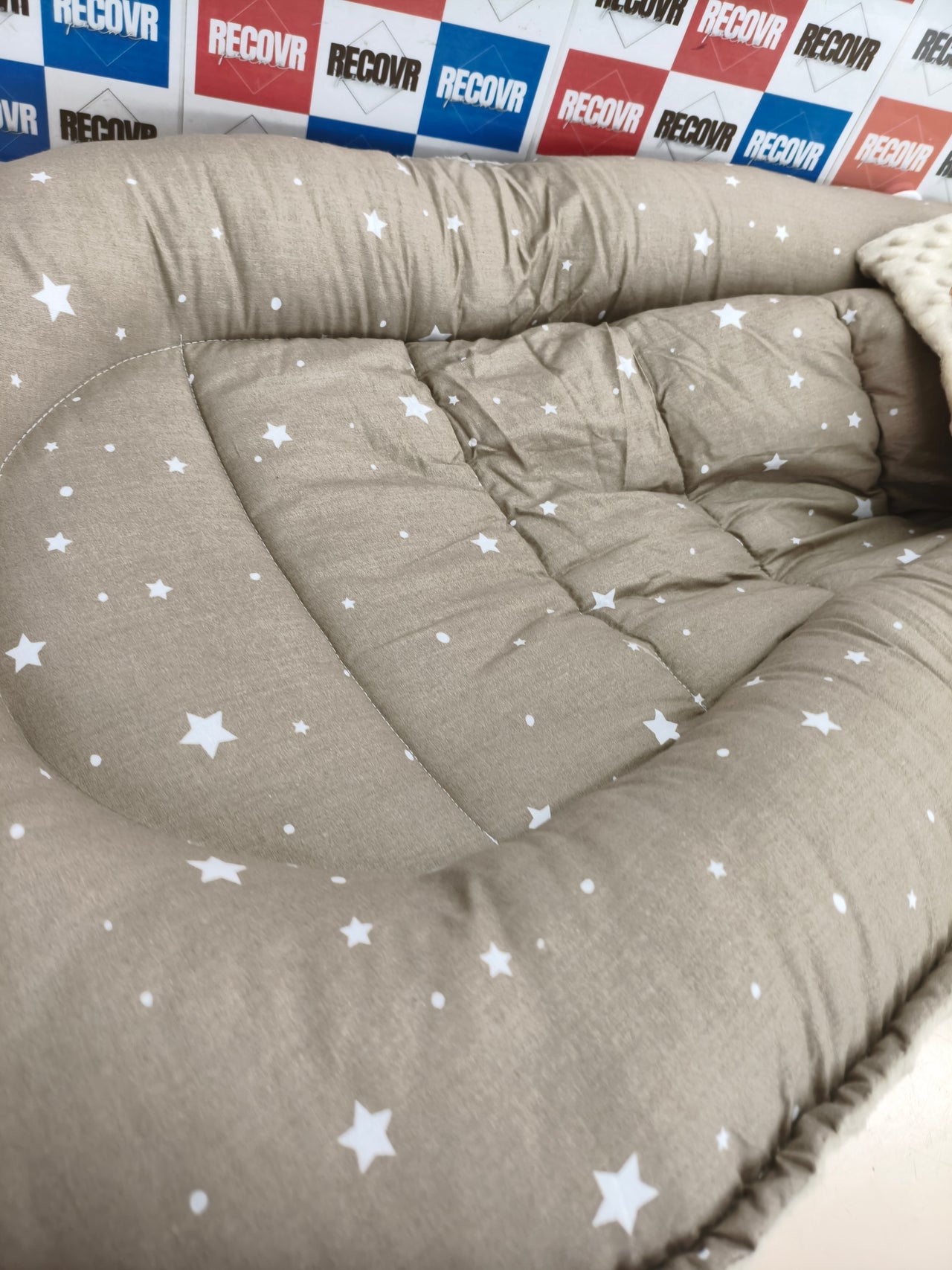 Nido para bebé Totsy Baby 90x50 cm reductor de cuna Minky Winter beige estrellas blancas