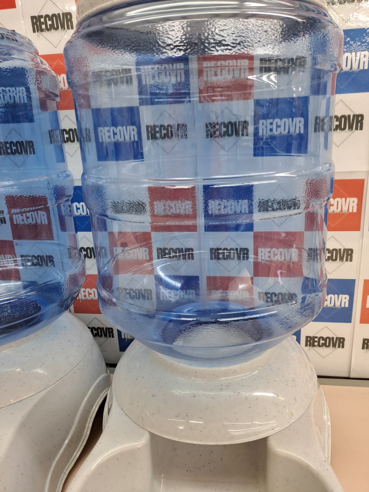 Dispensador agua mascotas 2,5 galones – Amazon Basics