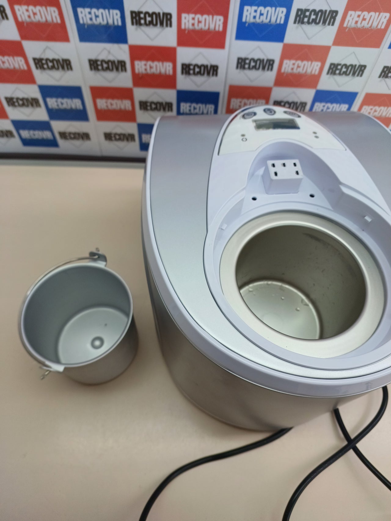 Heladera con compresor 1L con pantalla LCD Ariete