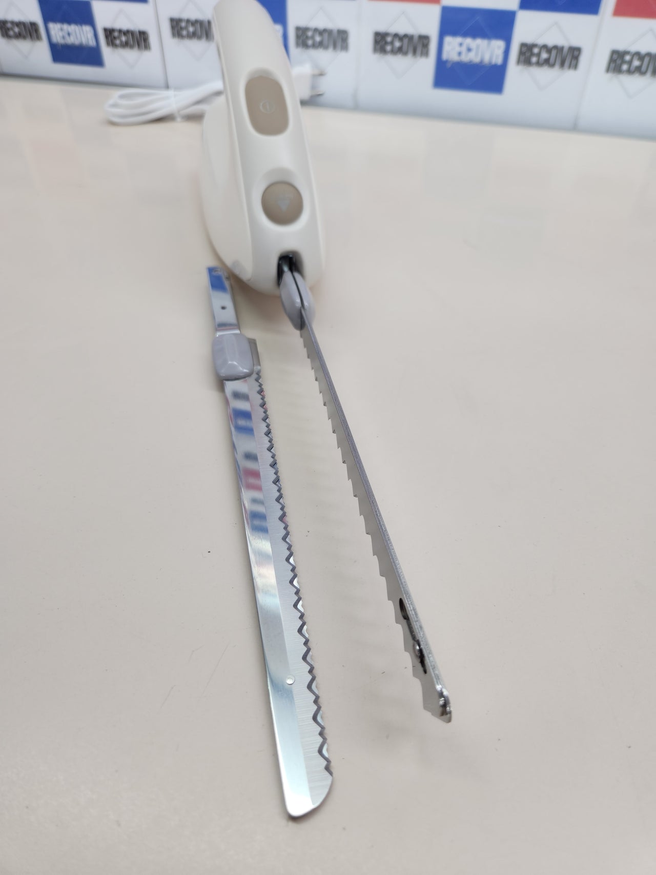 Cuchillo eléctrico 100W, con botón de eyección de las cuchillas, acero inoxidable, blanco Moulinex Secanto DJAC41