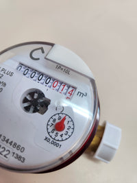 Medidor 15 mm  Agua Caliente SOMATHERM – Chorro Único, Rosca 20/27, Lectura 8 Dígitos, MID, Esfera Orientable, Sensor de Pulso