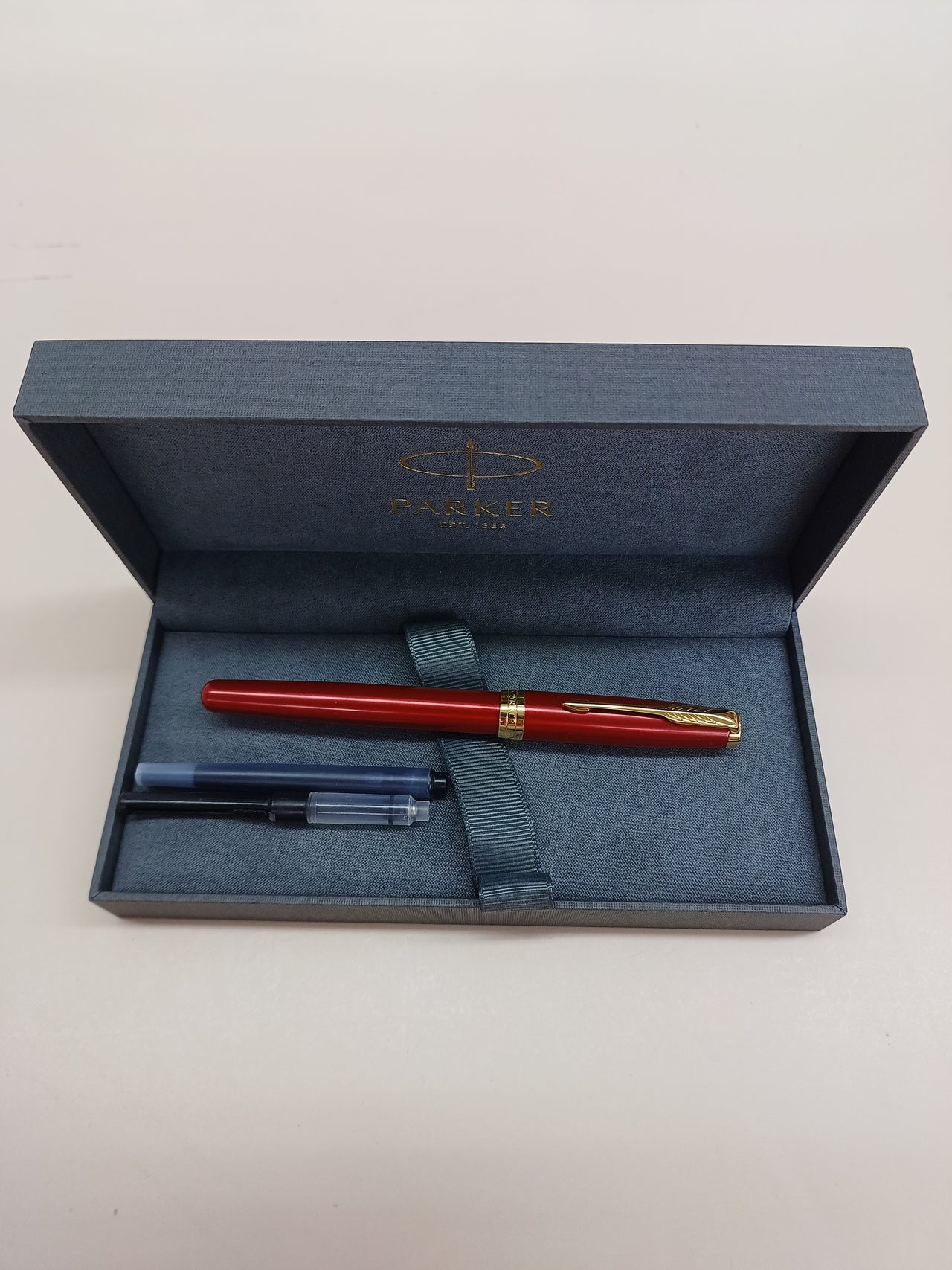 Parker Sonnet bolígrafo | lacado en rojo con adorno dorado | punta media | en estuche de regalo
