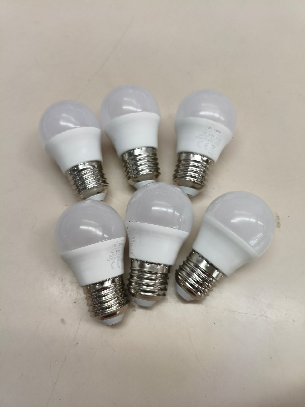 Pack de 6 bombillas LED E27 de luz cálida.