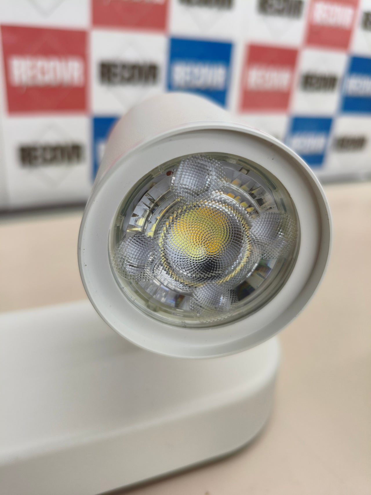 Lámpara inteligente WiZ Imageo con 3 focos LED blancos compatibles