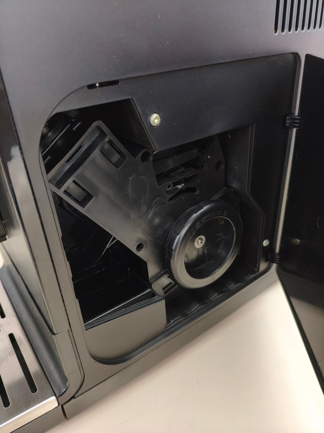 Cafetera superautomática Ufesa Sensazione 20 bares con molinillo y panel táctil