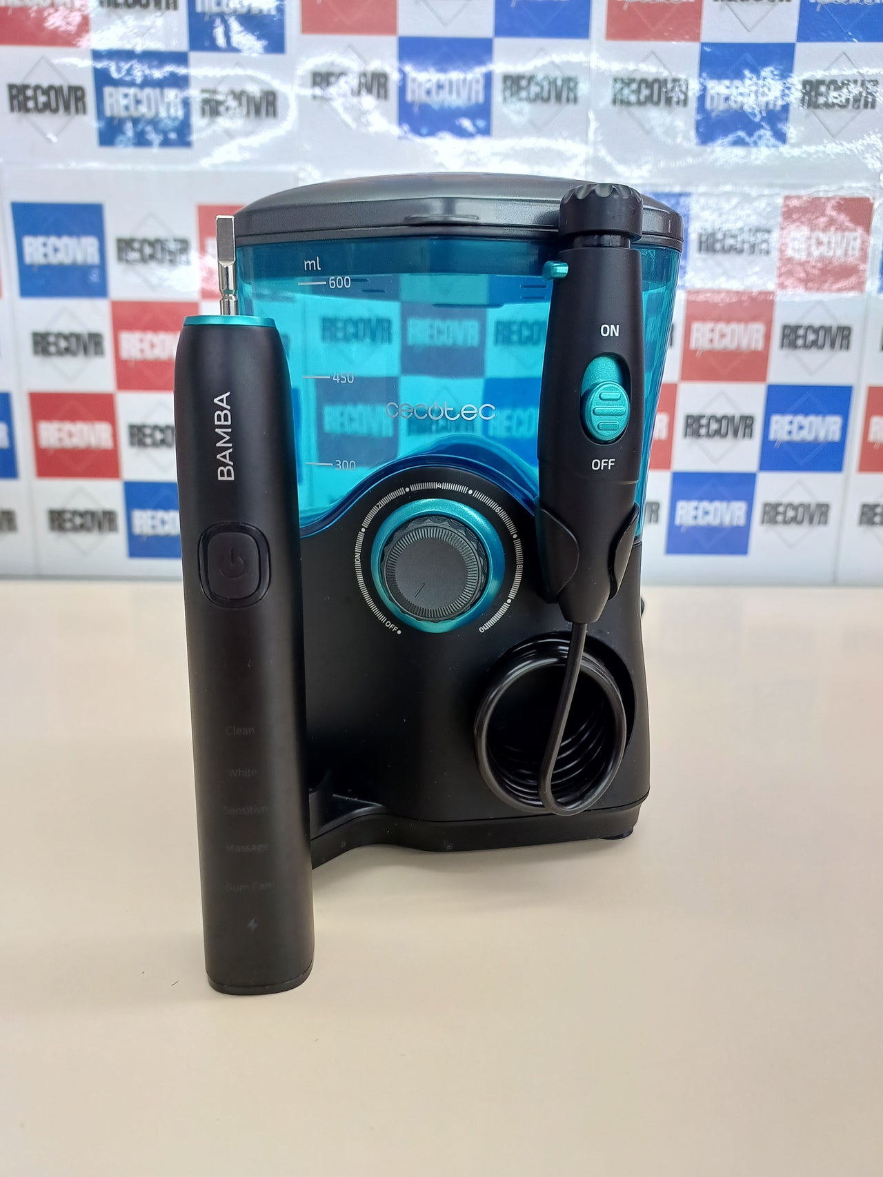 Cecotec Centro de Estación Bucal o Dental Bamba ToothCare Jet Clean. 18 W, Irrigador 600 ml de Capacidad, 10 Niveles de Presión, 7 Cabezales y Cepillo de Dientes Eléctrico con 5 Modos
