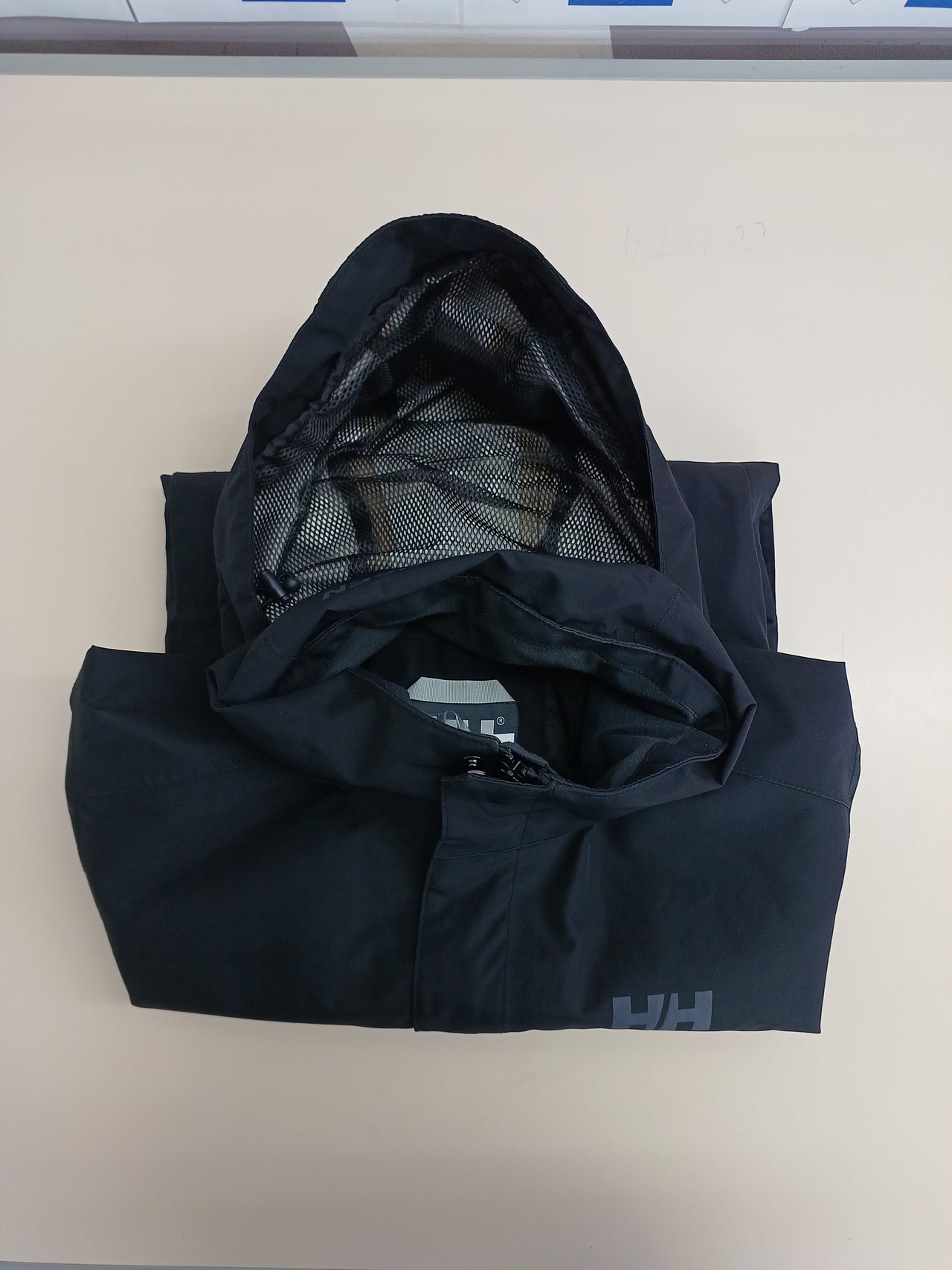 Chaqueta Impermeable talla M regular para Hombre con Helly Tech – Ideal para Uso Diario y Actividades Marítimas