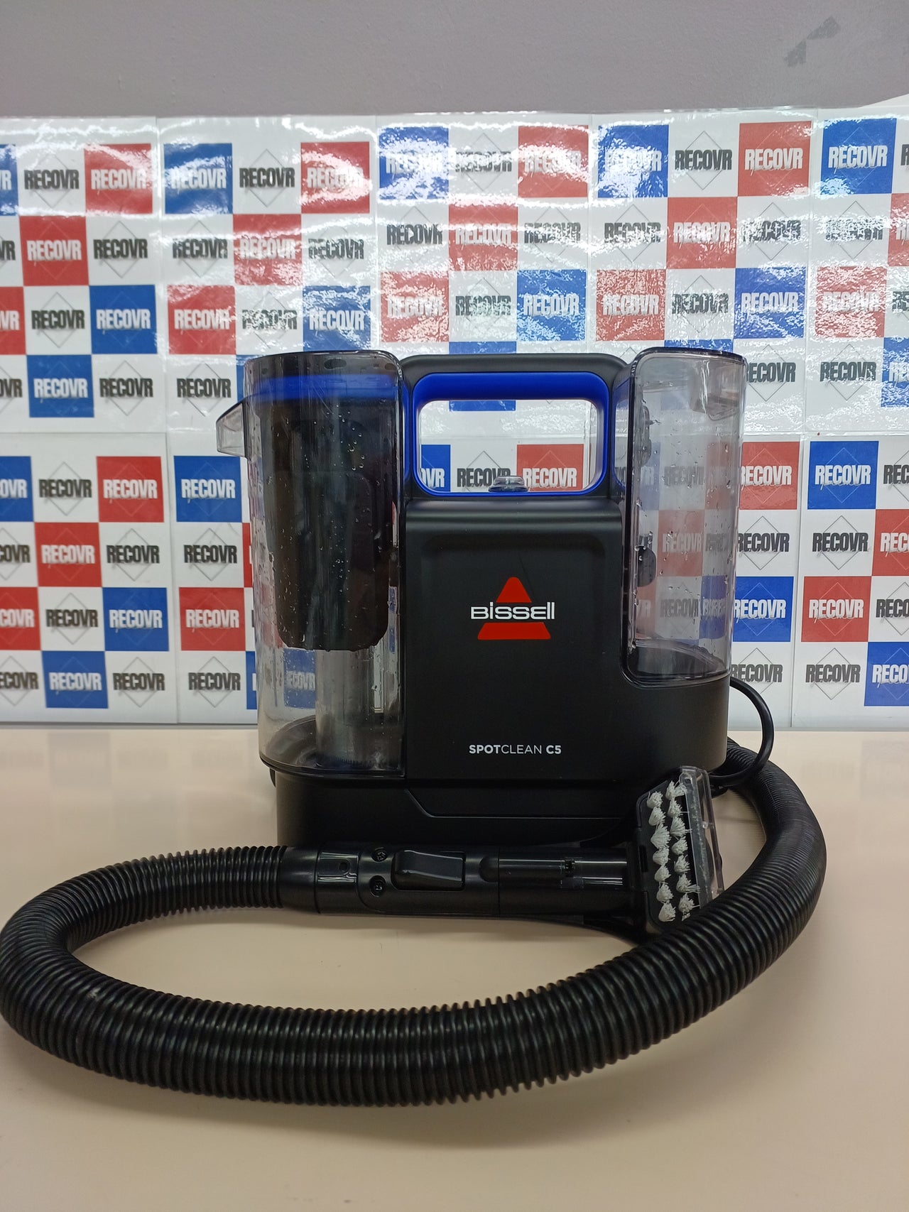BISSELL SpotClean C5, Aspiradora de Agua Tapiceria, Lava Aspiradora Ligera con Sistema Triple Action, Limpiador de Liquidos para Alfombras, Tapiceria, Sofa, Autos y Más, Motor Potente de 400W, 3861N