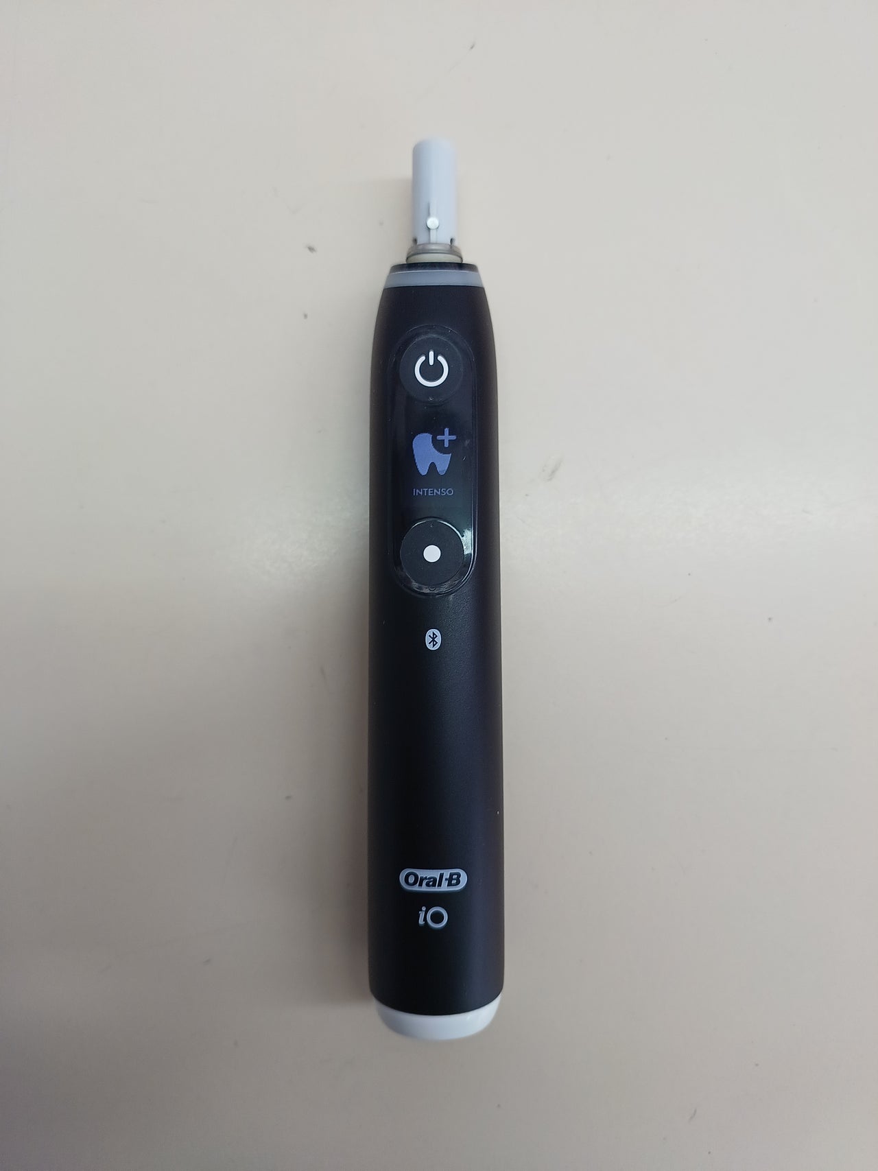 Cepillo eléctrico iO9N negro con estuche de viaje Oral-B