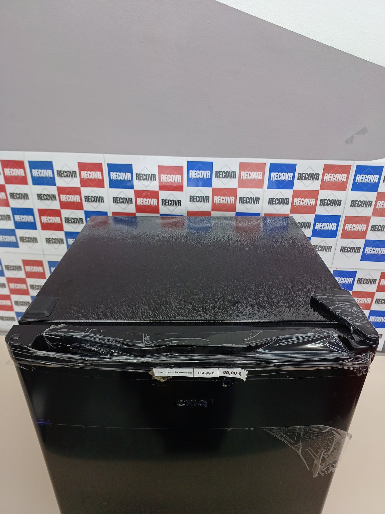 CHIQ Minibar capacidad 46L, Compresor incorporada, Botellero y Compartimiento Congelador, Control de Temperatura regulable, Bajo Nivel de ruido, Puerta Reversible, Color Negro