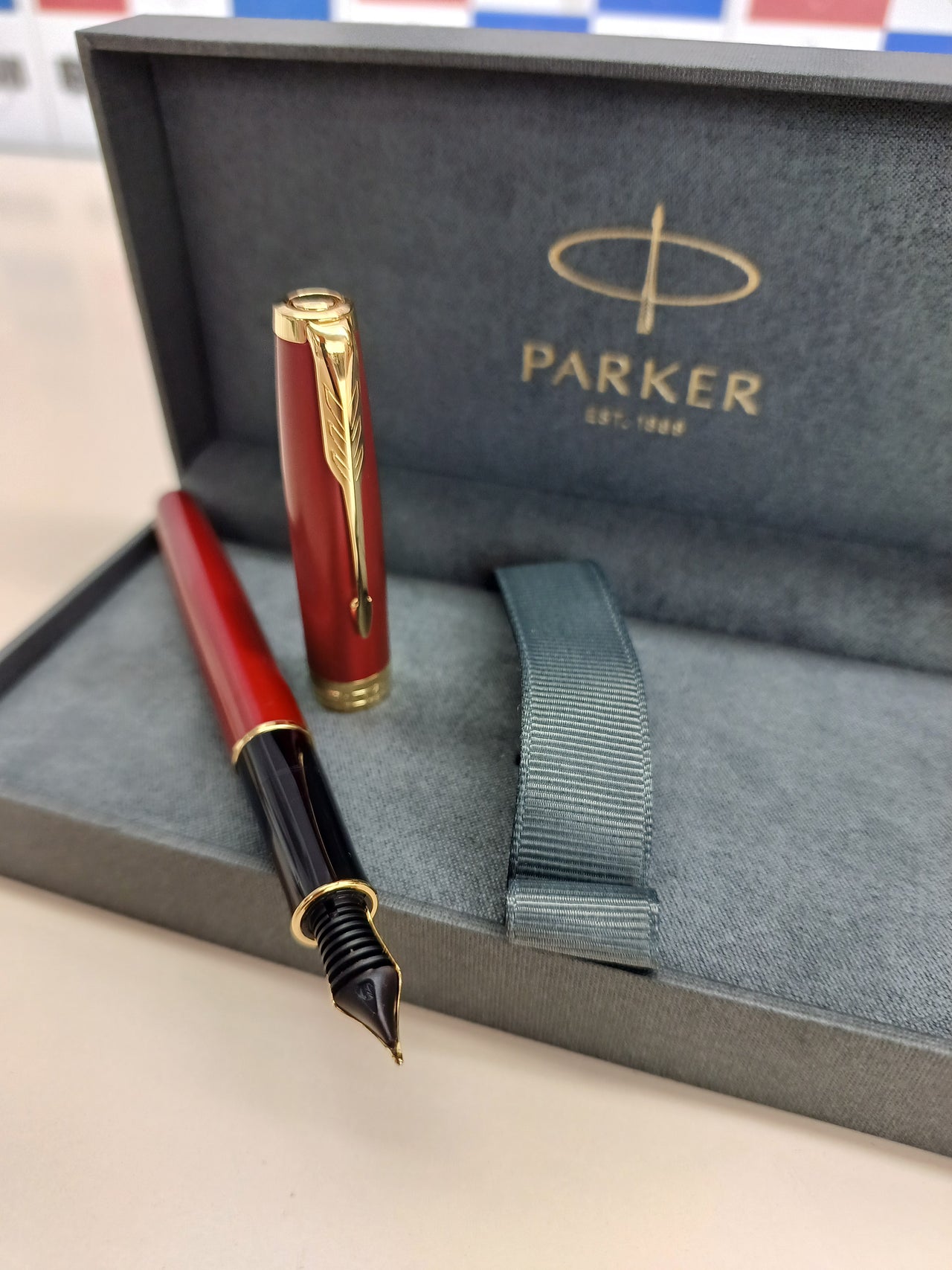 Parker Sonnet bolígrafo | lacado en rojo con adorno dorado | punta media | en estuche de regalo