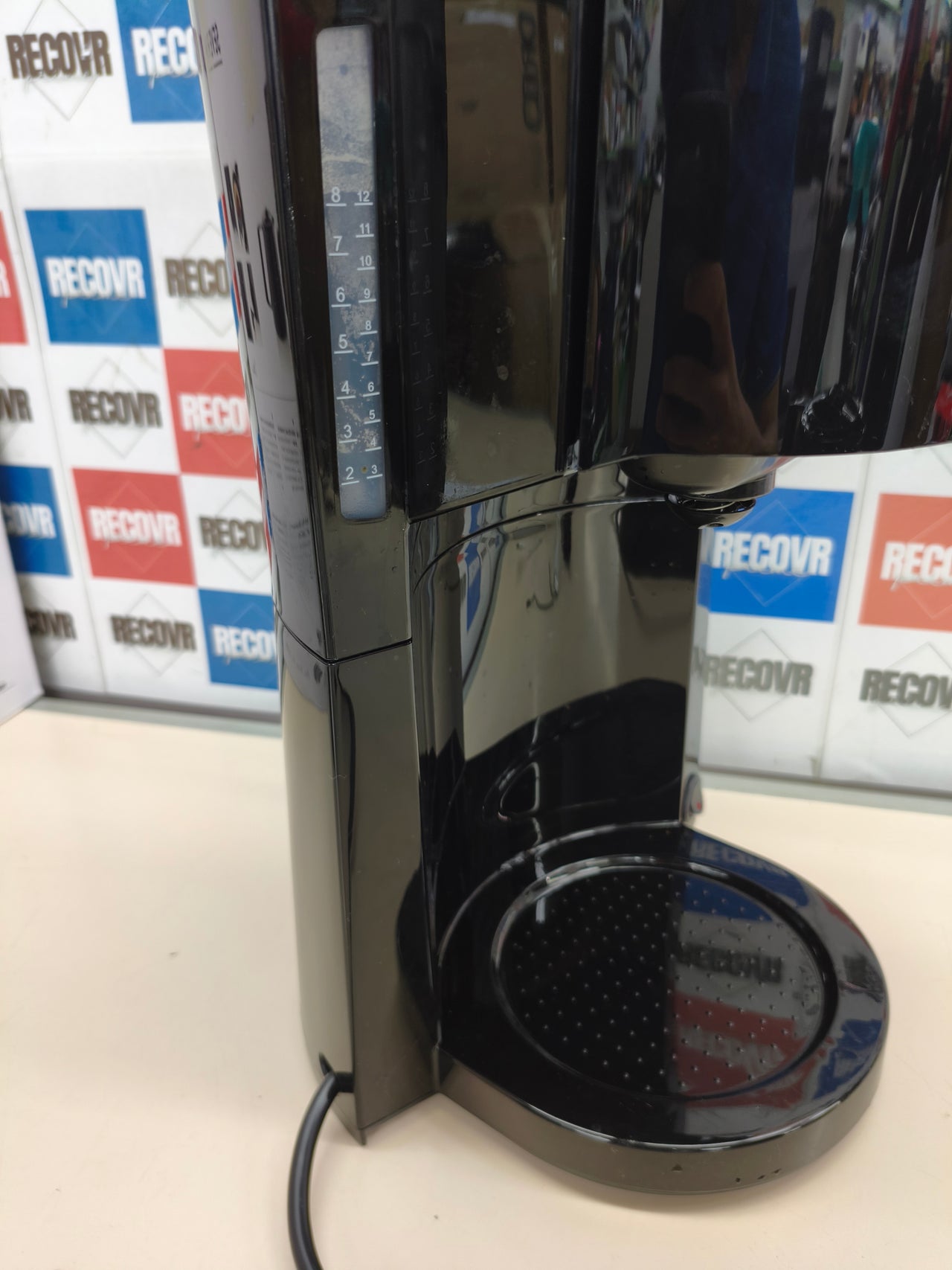 Cafetera de filtro con 2 jarras térmicas, para hasta 16 tazas.