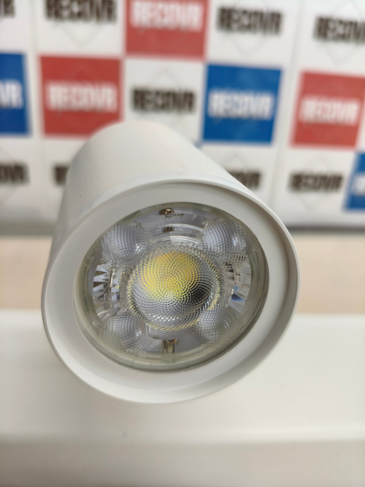 Lámpara inteligente WiZ Imageo con 3 focos LED blancos compatibles