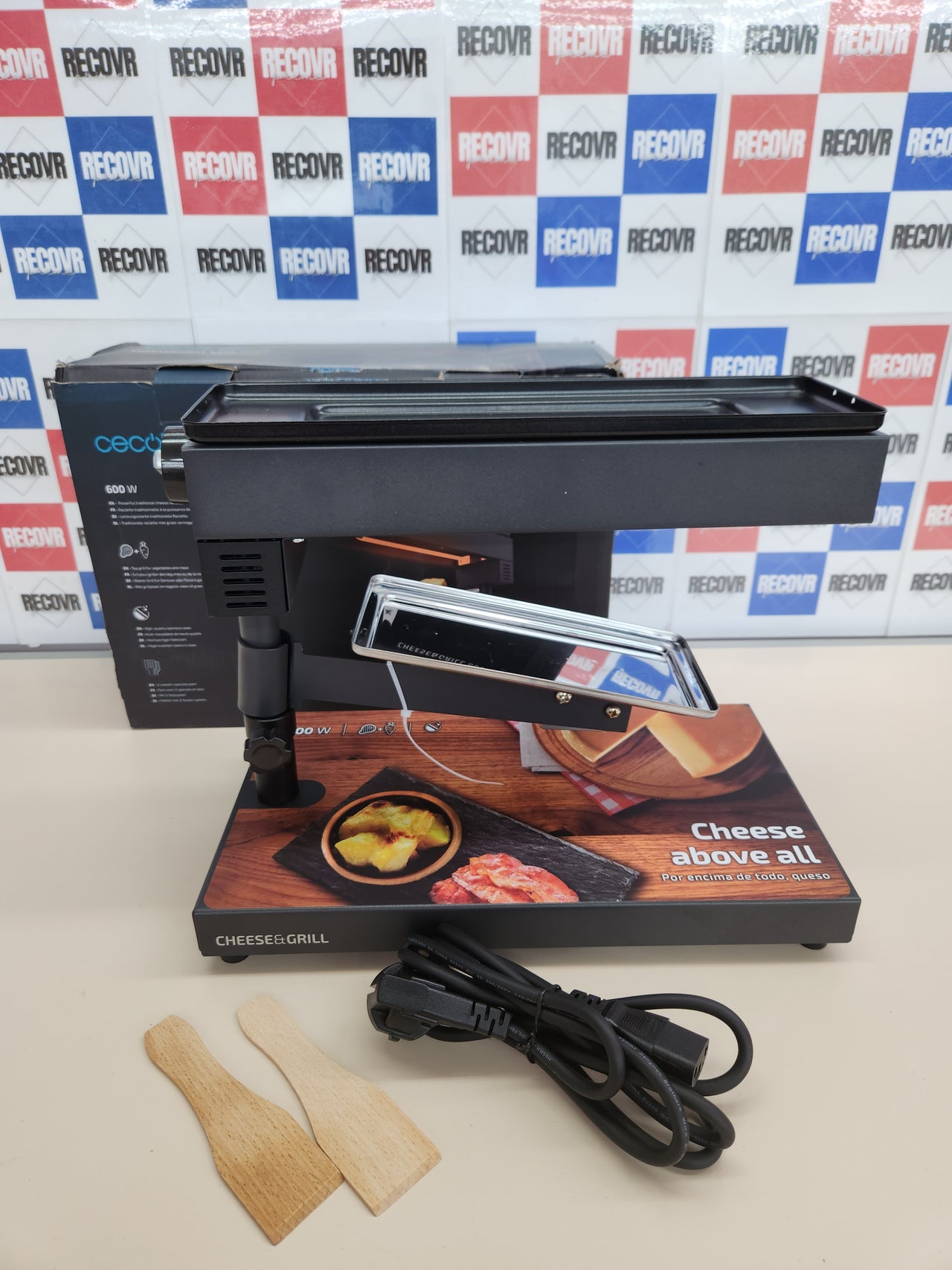 Raclette Cheese&Grill 60oW 6000 Black. Potencia, Función Grill, Acabado Acero INOX, Termostato Regulable, 2 espátulas de Madera, Parrilla Superior Antiadherente Cecotec