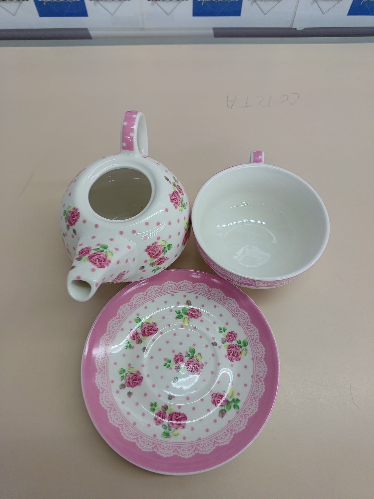 Juego de Té "Tea for One" 3 Piezas – Rosa con Diseño de Rosas y Flores