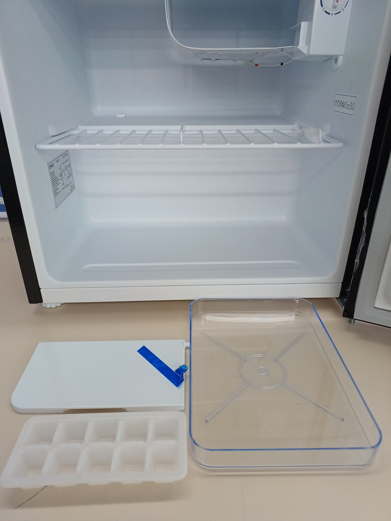 CHIQ Minibar capacidad 46L, Compresor incorporada, Botellero y Compartimiento Congelador, Control de Temperatura regulable, Bajo Nivel de ruido, Puerta Reversible, Color Negro