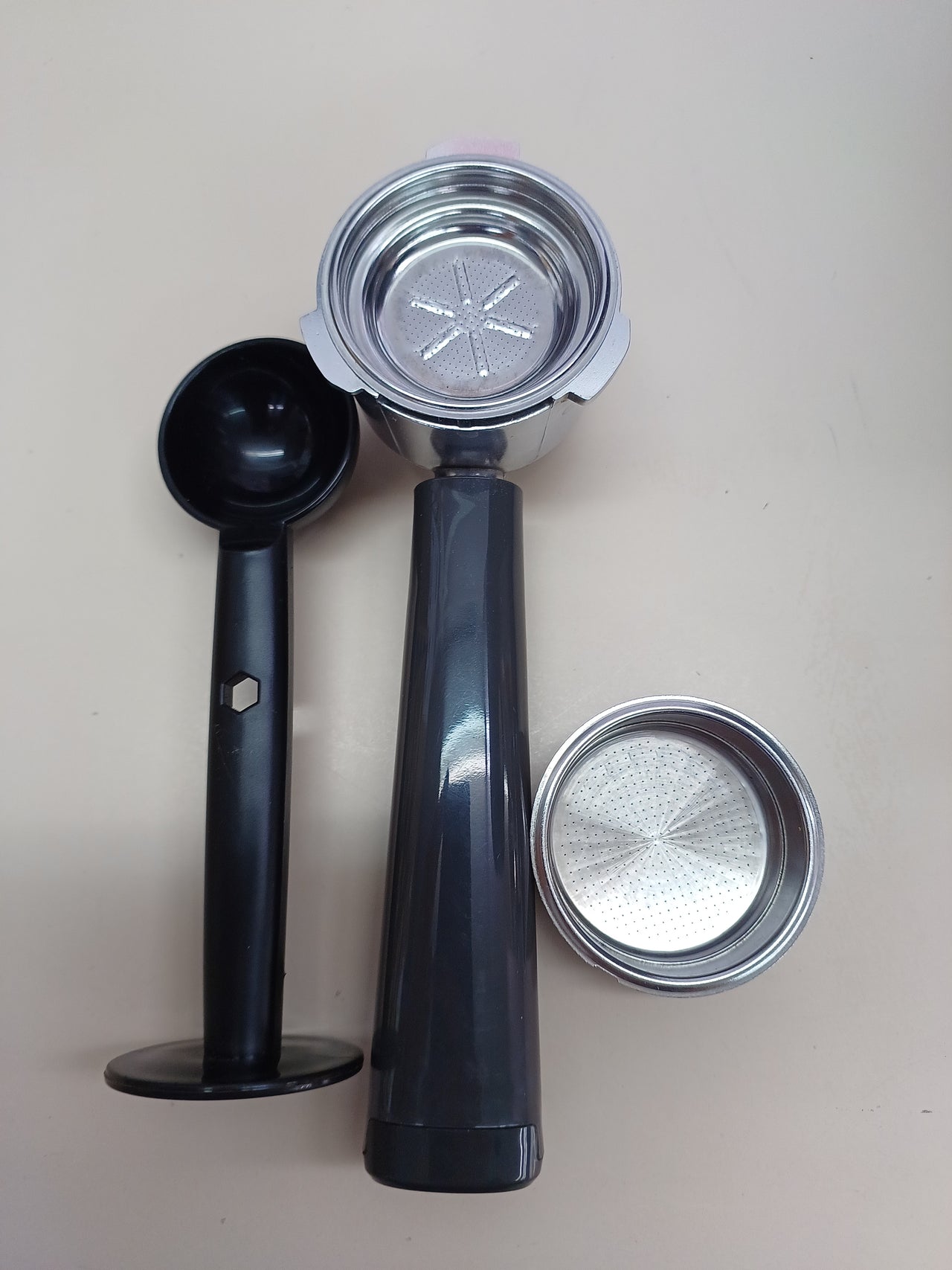 Electrolux E6EC1-6BST Explorer 6 - Máquina de café espresso con tecnología de control térmico, bandeja de goteo extraíble, espumador de leche, 1250-1450 W
