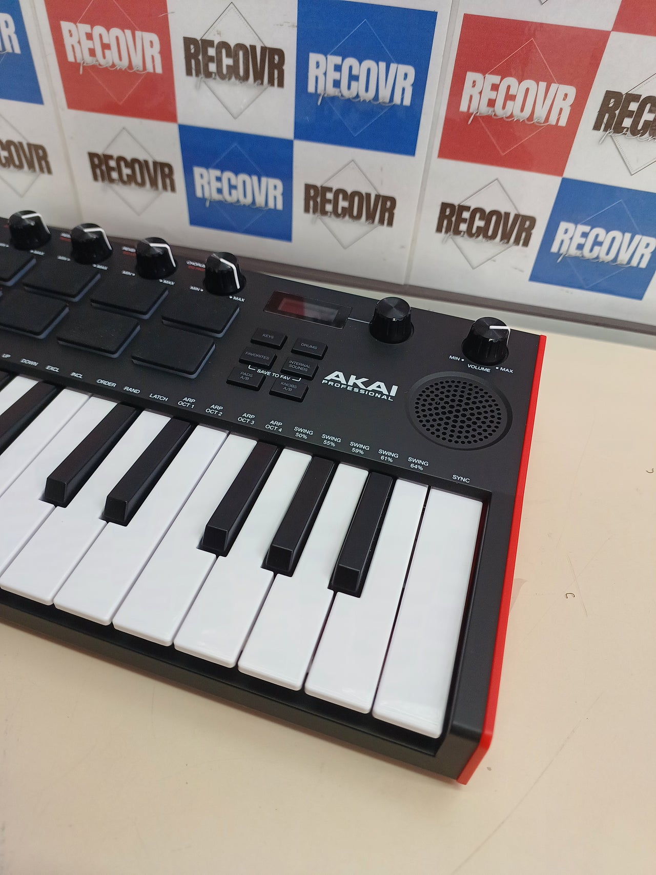 Controlador MIDI 25 teclas con altavoz y pads Akai MPK Mini Play MK3