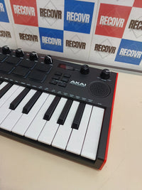 Controlador MIDI 25 teclas con altavoz y pads Akai MPK Mini Play MK3