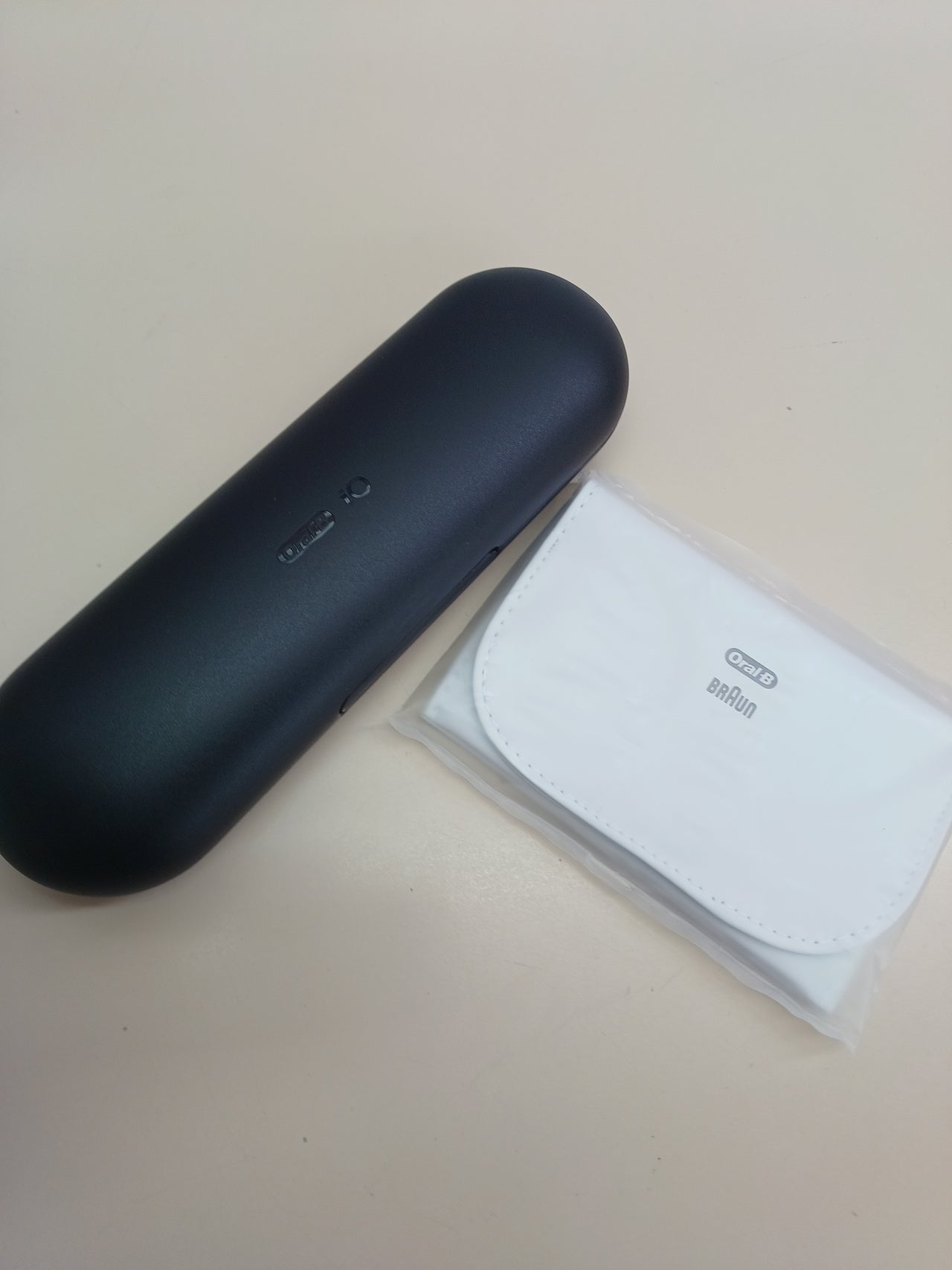 Cepillo eléctrico iO5 negro con 3 cabezales Oral-B