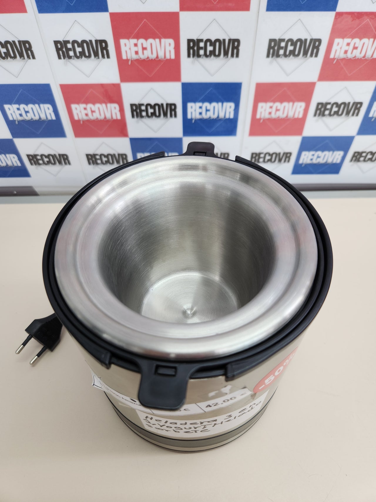 Heladera 3 en 1, 300ml, yogur helado, sorbete, helado, 12 W, pantalla cristal, función contador, incluye cuchara de helados,  acabados acero inoxidable cromargan mate WMF Kitchenminis -