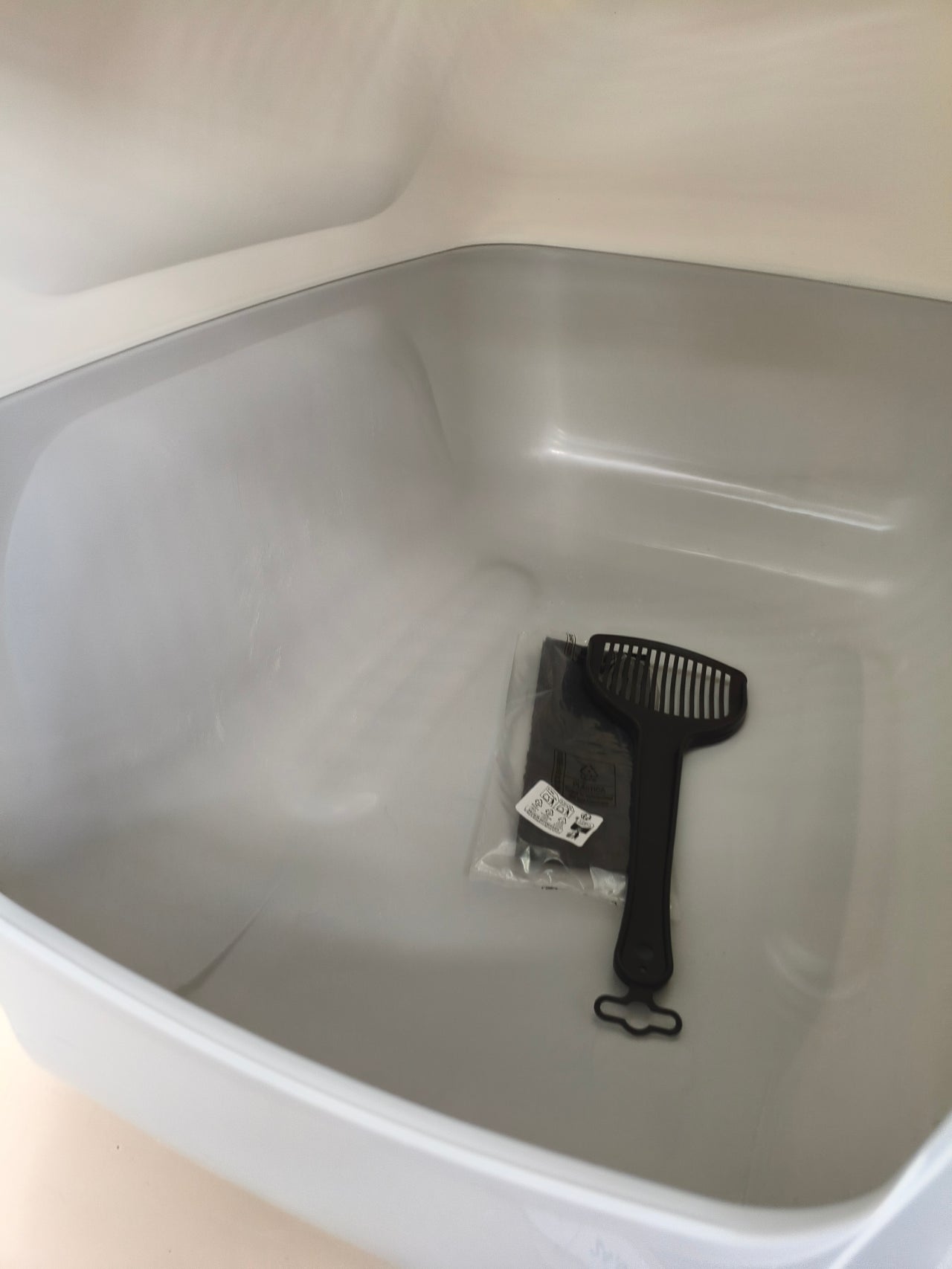 Arenero cubierto para gatos Ferplast XXL con pala y filtros antiolor gris