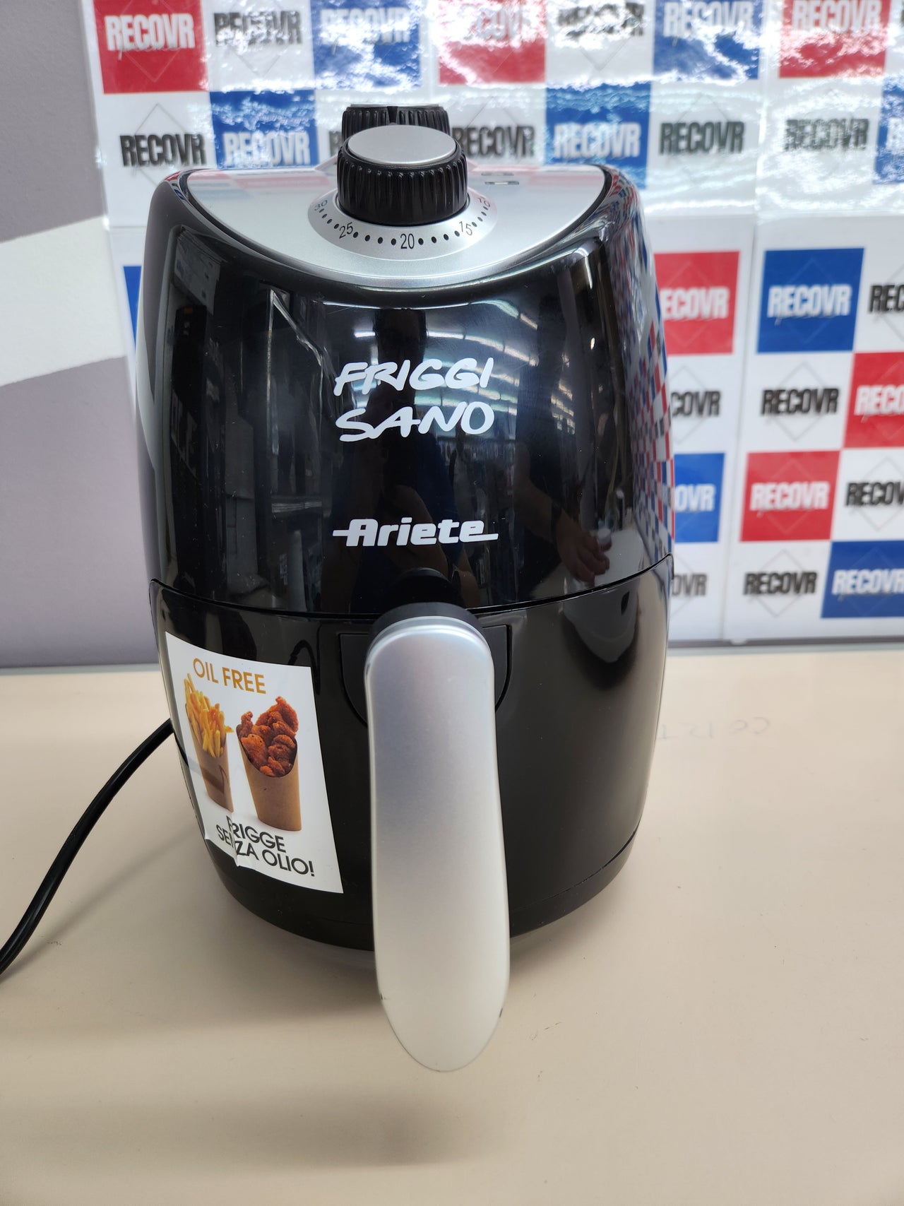 Freidora de aire, 2L, 100W  temperatura máxima 200 °C, color negro