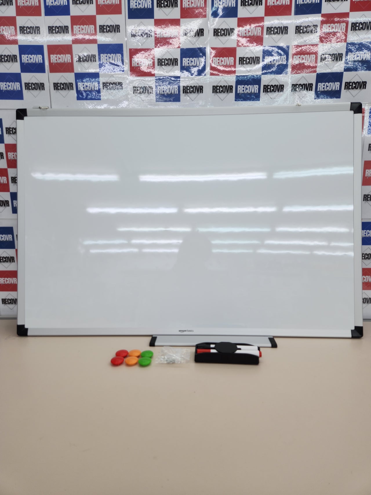 Pizarra 60 x 90 cm blanca magnética con bandeja para rotuladores y marco de aluminio, Amazon Basics