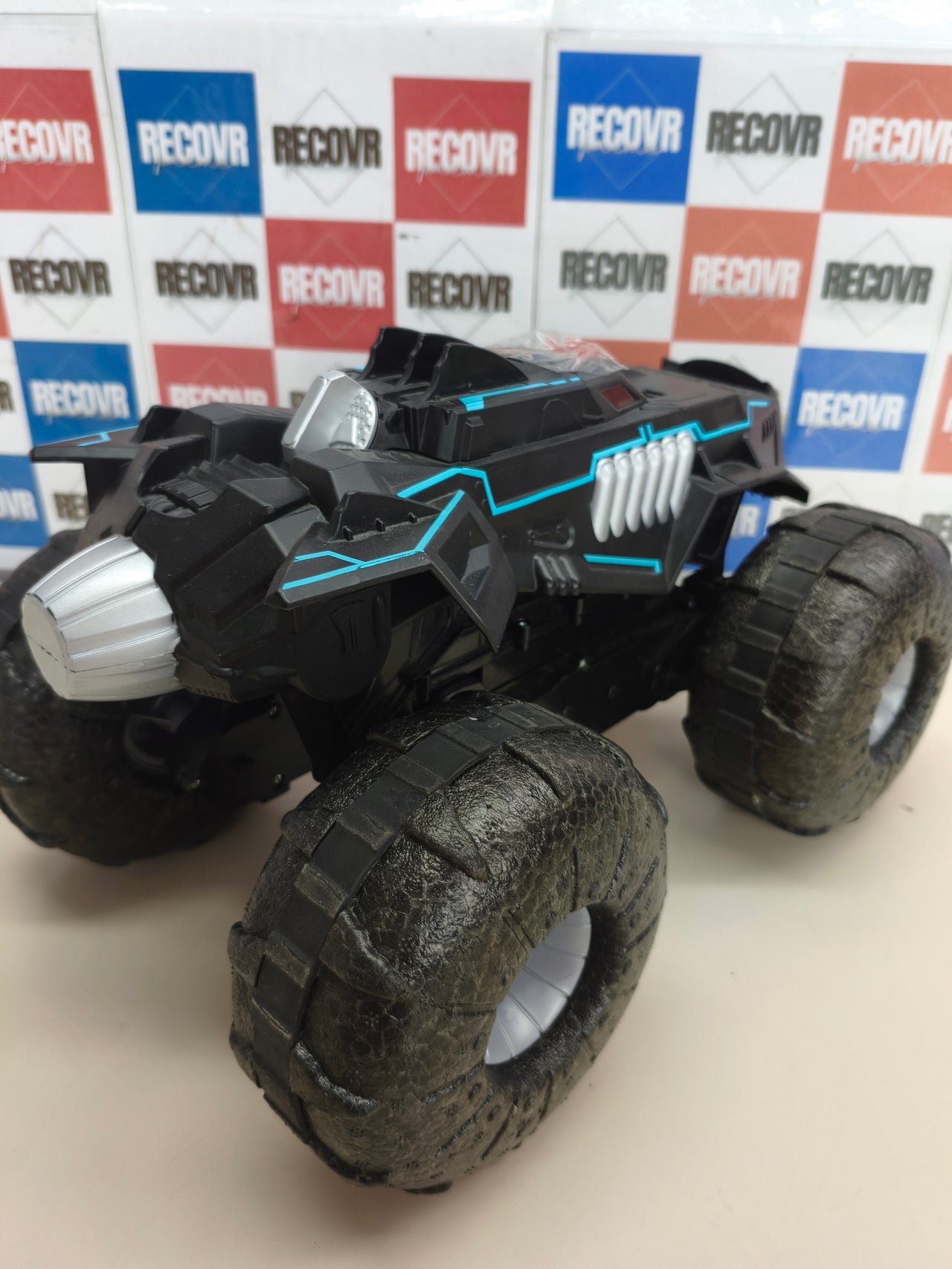Batmóvil teledirigido RC 4x4 resistente al agua