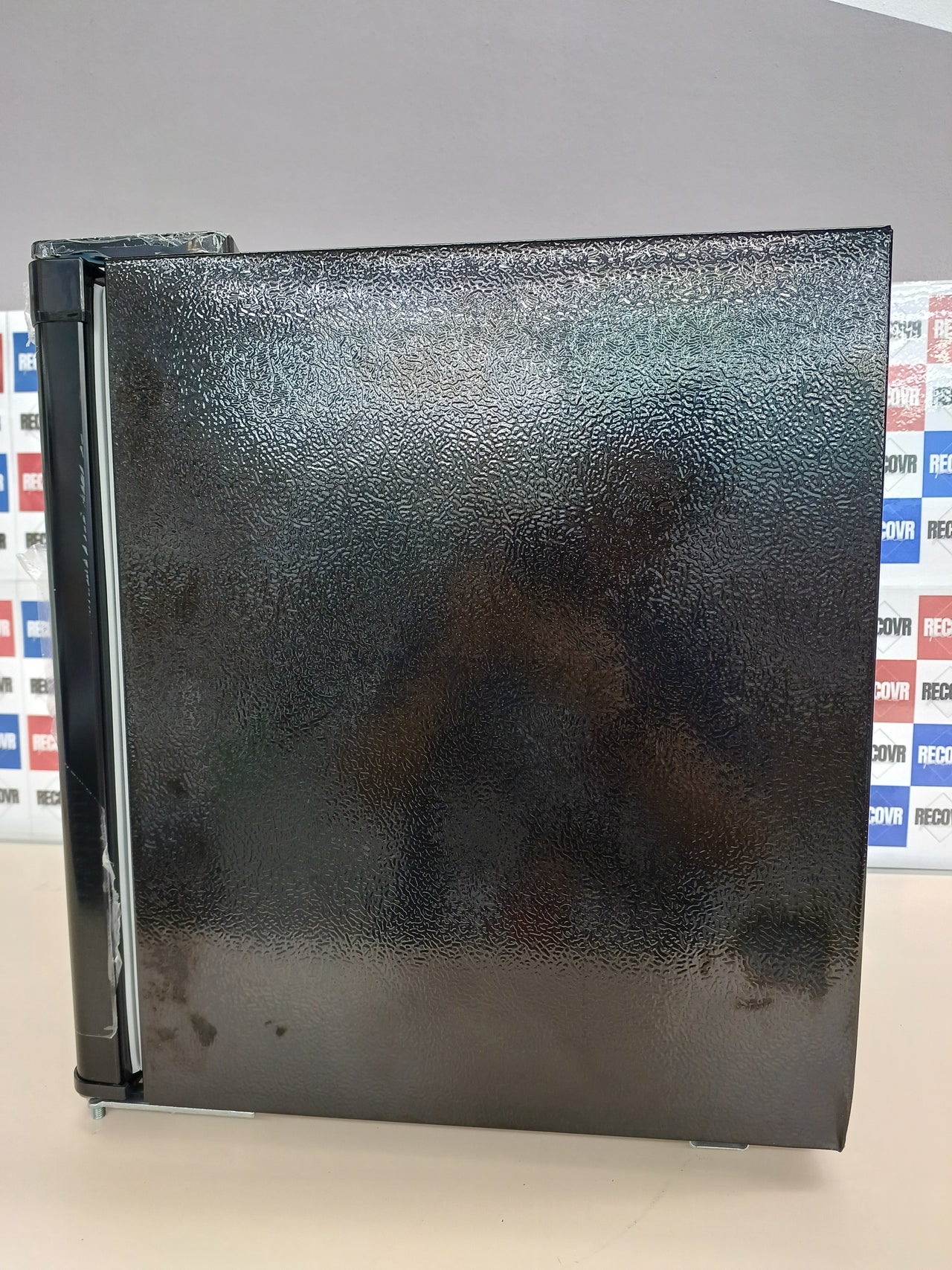 CHIQ Minibar capacidad 46L, Compresor incorporada, Botellero y Compartimiento Congelador, Control de Temperatura regulable, Bajo Nivel de ruido, Puerta Reversible, Color Negro