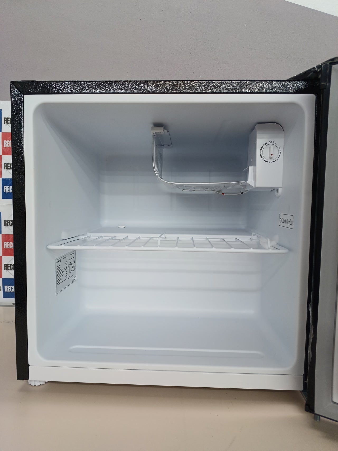 CHIQ Minibar capacidad 46L, Compresor incorporada, Botellero y Compartimiento Congelador, Control de Temperatura regulable, Bajo Nivel de ruido, Puerta Reversible, Color Negro