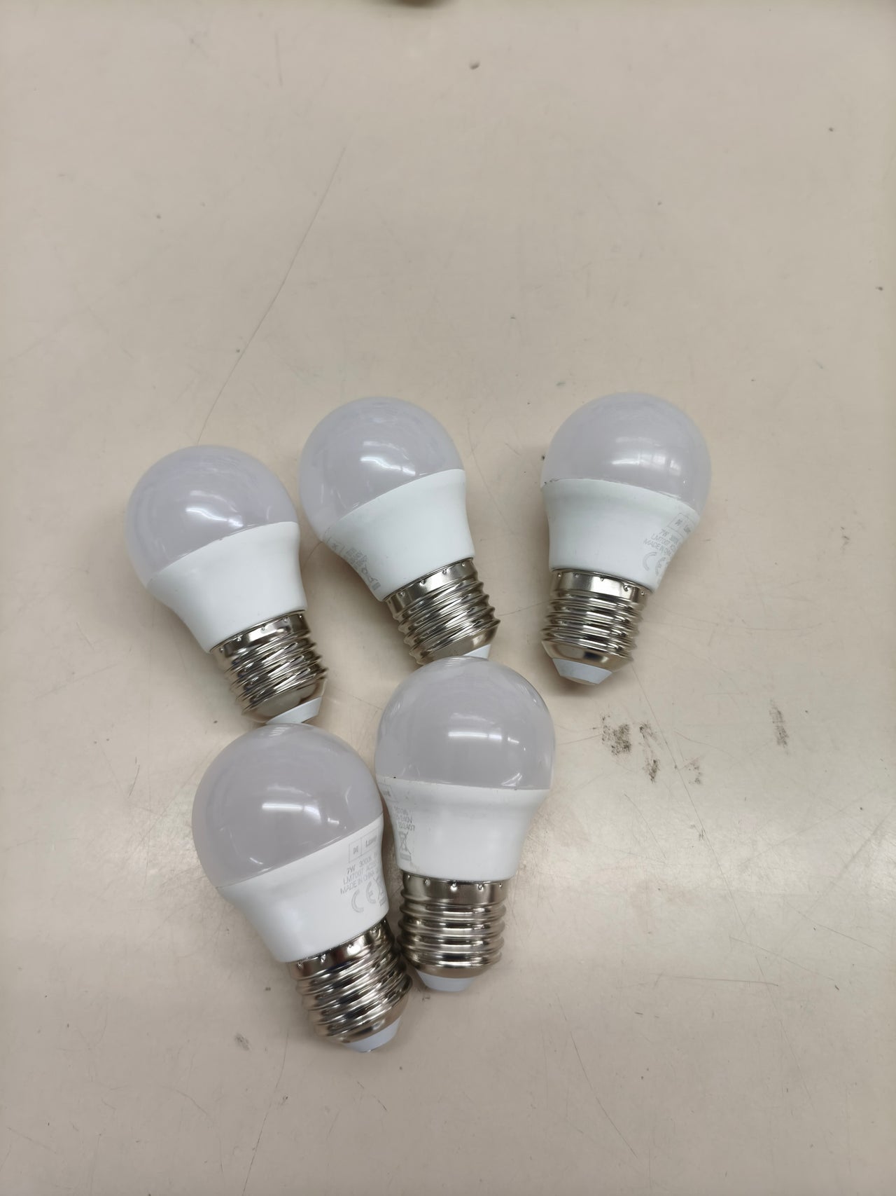 Pack de 6 bombillas LED E27 de luz cálida.