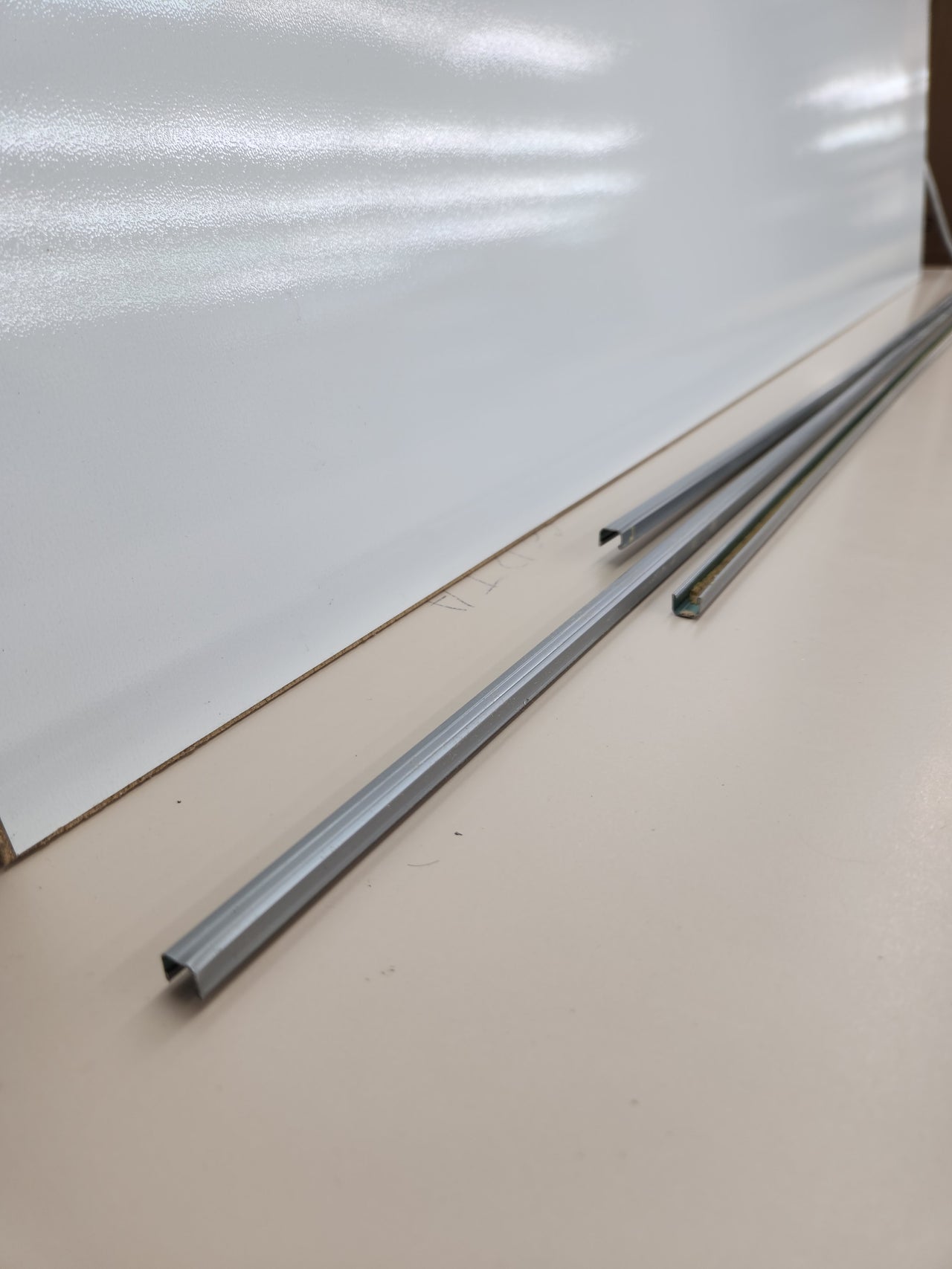 Pizarra Blanca 120 x 90 cm Magnética, Superficie de Acero Lacado en Seco, Marco de Tech Alloy Gris BoardsPlus Economy