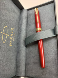 Thumbnail for Parker Sonnet bolígrafo | lacado en rojo con adorno dorado | punta media | en estuche de regalo