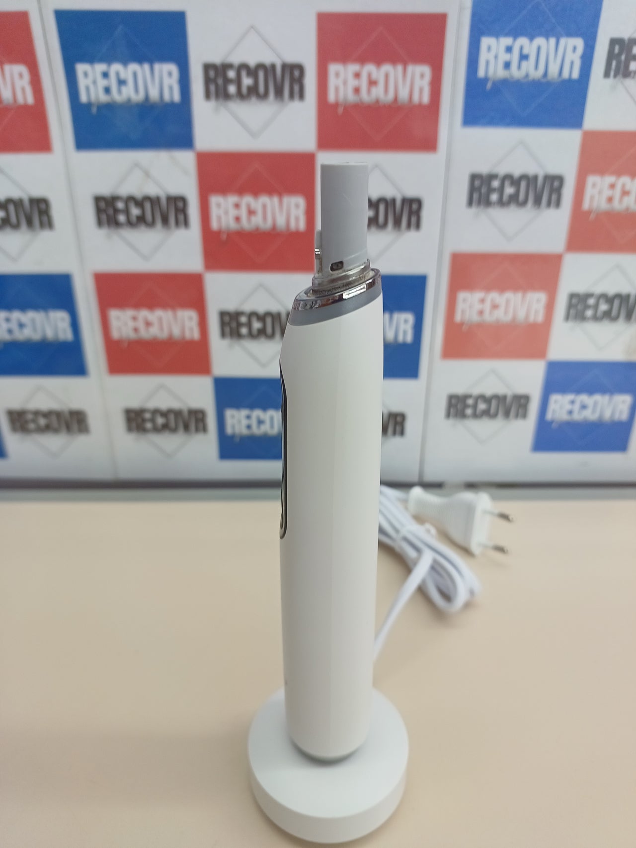 Cepillo dental eléctrico iO9 blanco con estuche de viaje Oral-B
